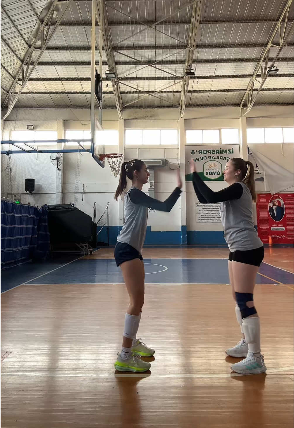 Bir ısınma eşinden daha fazlası 🙌🏻@aleyna #voleybol #antrenman 