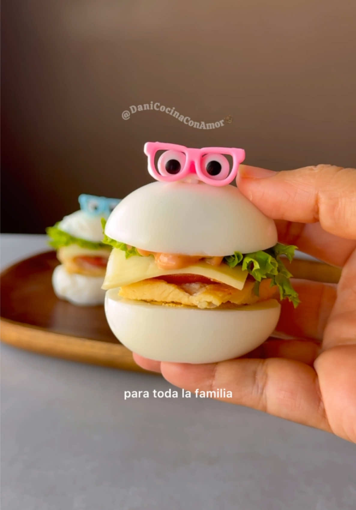 ¿Buscas una receta fácil y deliciosa para el desayuno o la lonchera? Estas mini hamburguesitas con base de huevo duro son perfectas para sorprender a los peques. 🥚🍔 ¡Sé que te van a encantar! 👩‍🍳 Tip de cocina: Cocina los huevos por 10 a 15 minutos y luego pásalos a una taza con agua fría y bastante hielo. Quiebra la cáscara con una cucharita y déjalos en el agua con hielo por 2 minutos. Este truco hace que se peleen mucho más fácil y tengan una textura más suave, ideal para esta receta. 🍗 Relleno de la hamburguesa: pechuga de pollo asada, tocineta, cebolla caramelizada, tomate, lechuga, queso y la salsa de tu preferencia. ¡Una opción deliciosa y práctica para tus mañanas! Decoración: accesorios de @terracotta.family 😍 #LoncheraCreativa #DesayunosRápidos #RecetasParaNiños #RecetasFáciles #IdeasParaLoncheras #ComidaSanaYDivertida #MamáCreativa #PapásEnInstagram #ComidaDeMamá #RecetasParaElDesayuno #CocinaFamiliar #ComidaCasera #DesayunosSaludables #CocinaConAmor #RecetasPrácticas #LoncherasSaludables #ComidaParaNiños #parat #mamasentiktok #madresentiktok 