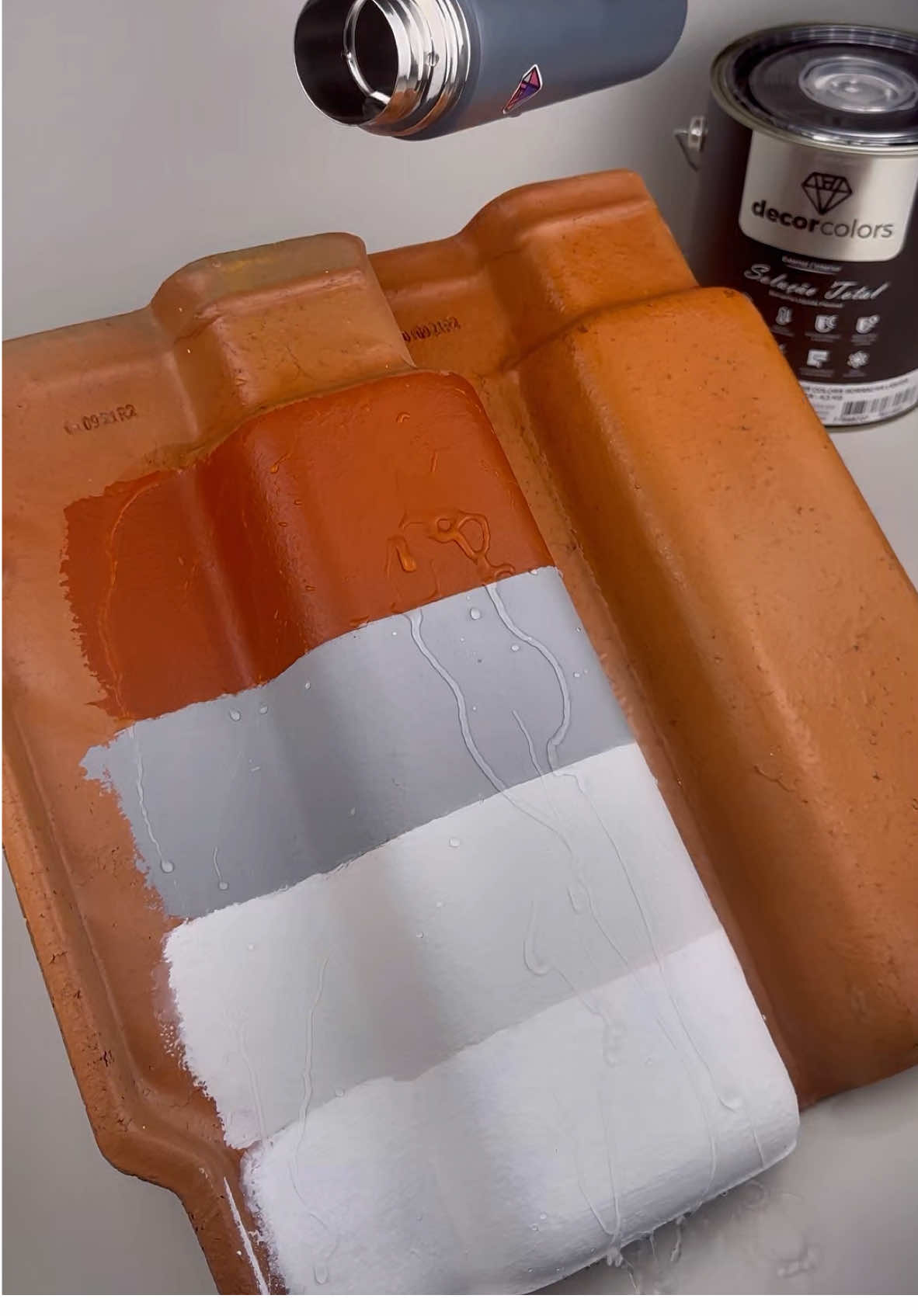 🔧 Tinta Borracha Líquida Solução Total Decor Colors – A proteção que sua obra precisa! 💪 Especialmente desenvolvida para garantir resistência e impermeabilização: ✅ Flexível e impermeável ✅ Cobre fissuras e impede infiltrações ✅ Reduz a temperatura e previne mofo ✅ Durabilidade superior e acabamento de qualidade ✅ Ideal para paredes, lajes, telhas e calhas 🛢️ Galão de 3,6L por R$ 199,99 – cobre até 51m² por demão 🛢️ Lata de 18L por R$ 799,99 – cobre até 255m² por demão 🔎 Consulte a Decor Colors mais próxima e proteja sua obra com a Tinta Borracha Líquida! 🏠 #DecorColors #TintaBorracha #SoluçãoTotal