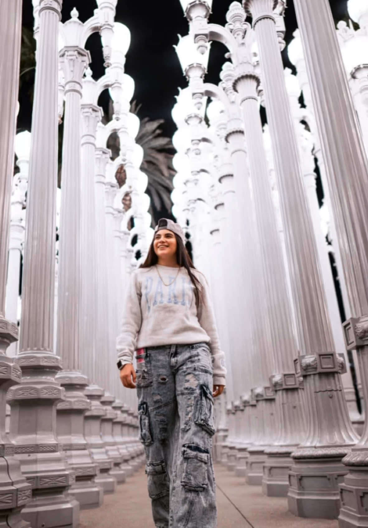 Tomando fotos en las calles de Los Ángeles me encontré a esta muchacha y le tomé estas fotos #hollywood #losangeles #julioLA #streetphotography #CapCut #tiago @🧢La Niña de las gorras♥️🐬 