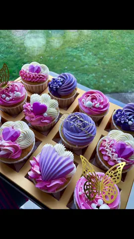 Happy birthday cupcakes 🧁 vanilla cupcakes with tangy raspberry filling, blueberry and white chocolate ganache frosting 😋 #birthdaycupcakes #pinkandpurple #decoratingcupcakes #pipingcupcakes #cupcakes #bakedwithlove #cakesinnewcastleupontyne 
