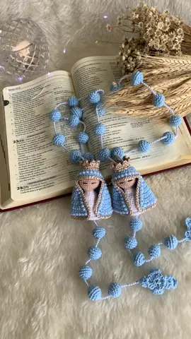 Tercinho Mariano✨ Uma opção linda para presentear ou dar como lembrança de batizado, primeira comunhão, crisma… surpreenda. Pode ser feito de todas cores. #crochet #artesanato #feitoamao #tercomariano #catolicos 