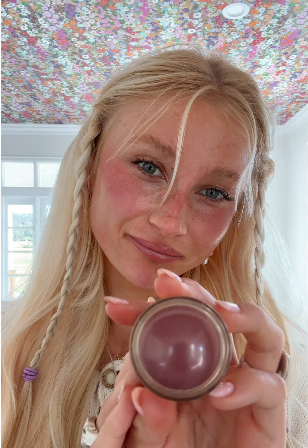 me 🤝🏻 merit blush  - - #grwmmakeup #glowymakeup #glowyskin #naturalmakeup #cleangirlmakeup #freckles #fauxfreckles 