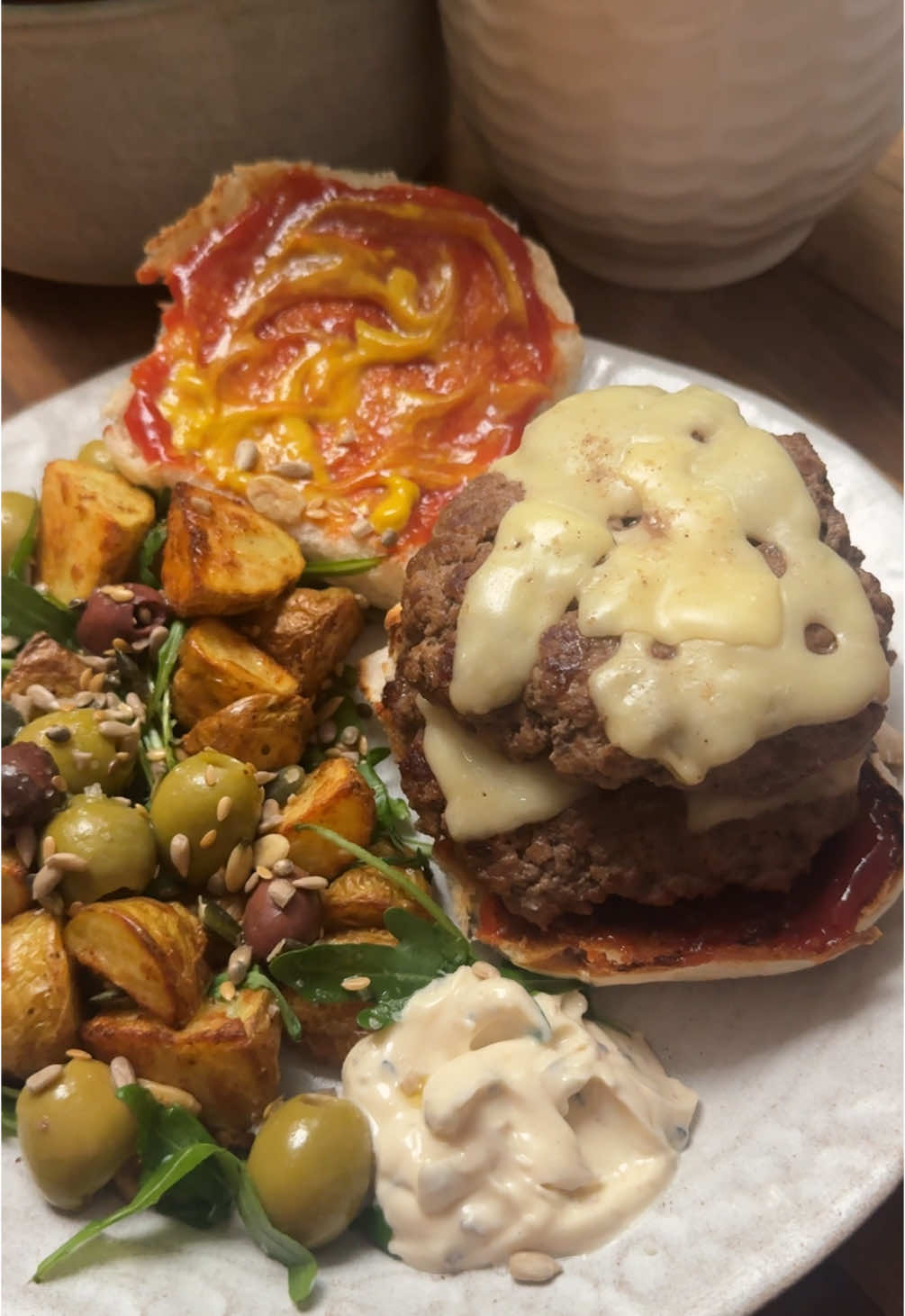 Cravings ~ juicy homemade double cheeseburger 😏 #cheeseburger #burger #burgers #homemadefood #homemadeburger #sandwich #whattoeat #whattocook #beefburger #foodvideos #FoodTok #burgerandfries #truffle #realfood #airfriedpotatoes #potatorecipe #realfoodie 