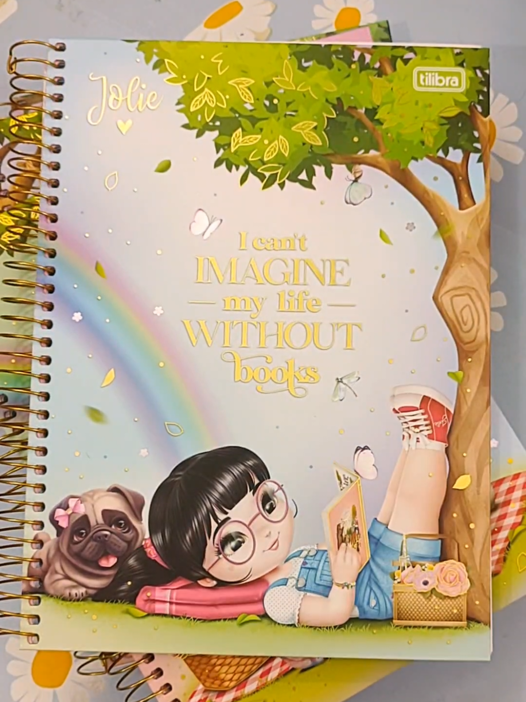 Um caderno lindo e cheio de detalhes 🥰  📌 Caderno Jolie, 10 matérias, universitário. Volta às Aulas na Mumi 🥰 Gostou? 🤗 💝 Compre pelo site! Use o cupom #hellomumi e tenha 10% de desconto na Primeira Compra 🥳 🤑 Pagamento por Pix, Boleto, Débito e Cartão de Crédito (4x sem juros) 💌 Enviamos com muito carinho para todo o Brasil  Acesse: www.mumipapelaria.com.br link na bio 💖 #mumipapelaria #papelariaonline #papelariafofa #papelariacriativa #papelariavirtual #papelouca #materialescolar 