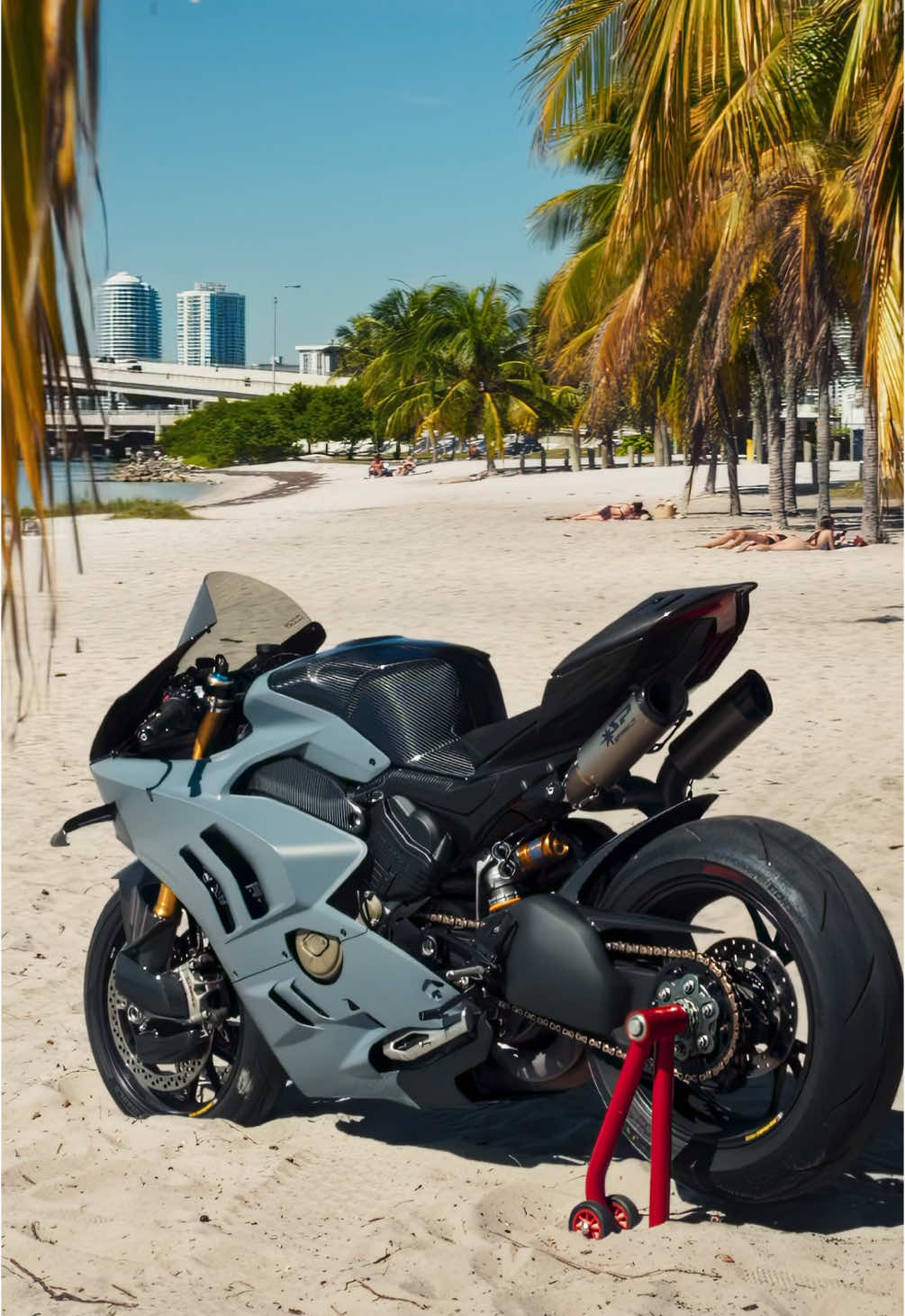 Miami on a Panigale V4 is different 😮‍💨 • • • #motorcycle #ducati #2wheels #virał #fypシ゚viral #biker 