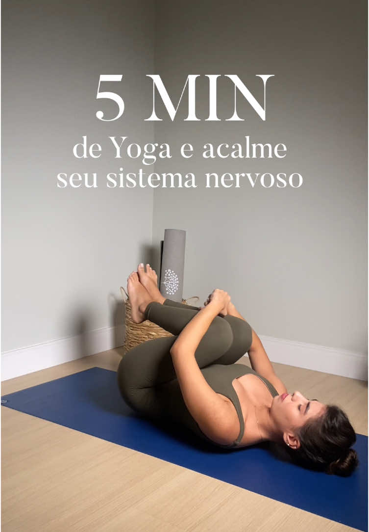 Chegou em casa exausta? Que tal experimentar essas posturas que acalmam o sistema nervoso e renovam suas energias? 🧘‍♀️ • Estar deitada com as costas apoiadas no chão cria uma sensação de segurança e estabilidade, o que ajuda a reduzir a ativação do sistema nervoso simpático (responsável pela resposta ao estresse). • Posturas como abraçar os joelhos ou fazer torções suaves ajudam a liberar tensão acumulada nos músculos e na coluna, o que reduz os sinais de estresse enviados ao cérebro.  • Estimulação do Parassimpático: Movimentos lentos e respirações profundas durante essas posturas ativam o nervo vago, que é fundamental para induzir um estado de calma. • Torções ajudam a estimular os órgãos internos, melhorando a circulação e promovendo uma sensação de renovação. 💡 E você, anda cuidando da pessoa mais importante da sua vida? 🪷 Reserve alguns minutos para se reconectar consigo mesma. 🌿✨ #yogapararelaxar #CuideDeVocê #yogaparainiciantes 