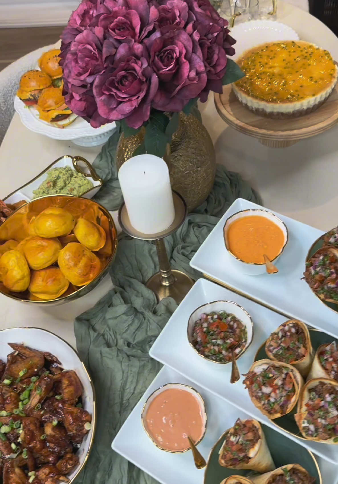 Un brunch maison, rien de mieux pour réunir les amis autour de saveurs inoubliables! 🥂🍴 Pains maison, crevettes croustillantes accompagnées d’un guacamole, burgers avec des steaks préparés par mes soins, et un cheesecake aux fruits tropicaux pour finir en beauté. 🌴🍰 Des plats faits avec amour, des rires et des souvenirs gravés à jamais. Parce qu’un brunch, ce n’est pas juste un repas… c’est une célébration! ✨ Et vous, qu’est-ce que vous mettez sur votre table?”** #BrunchEntreAmis #CuisineMaison #MomentsGourmands #BrunchChezMoi #FaitAvecAmour #fyp 