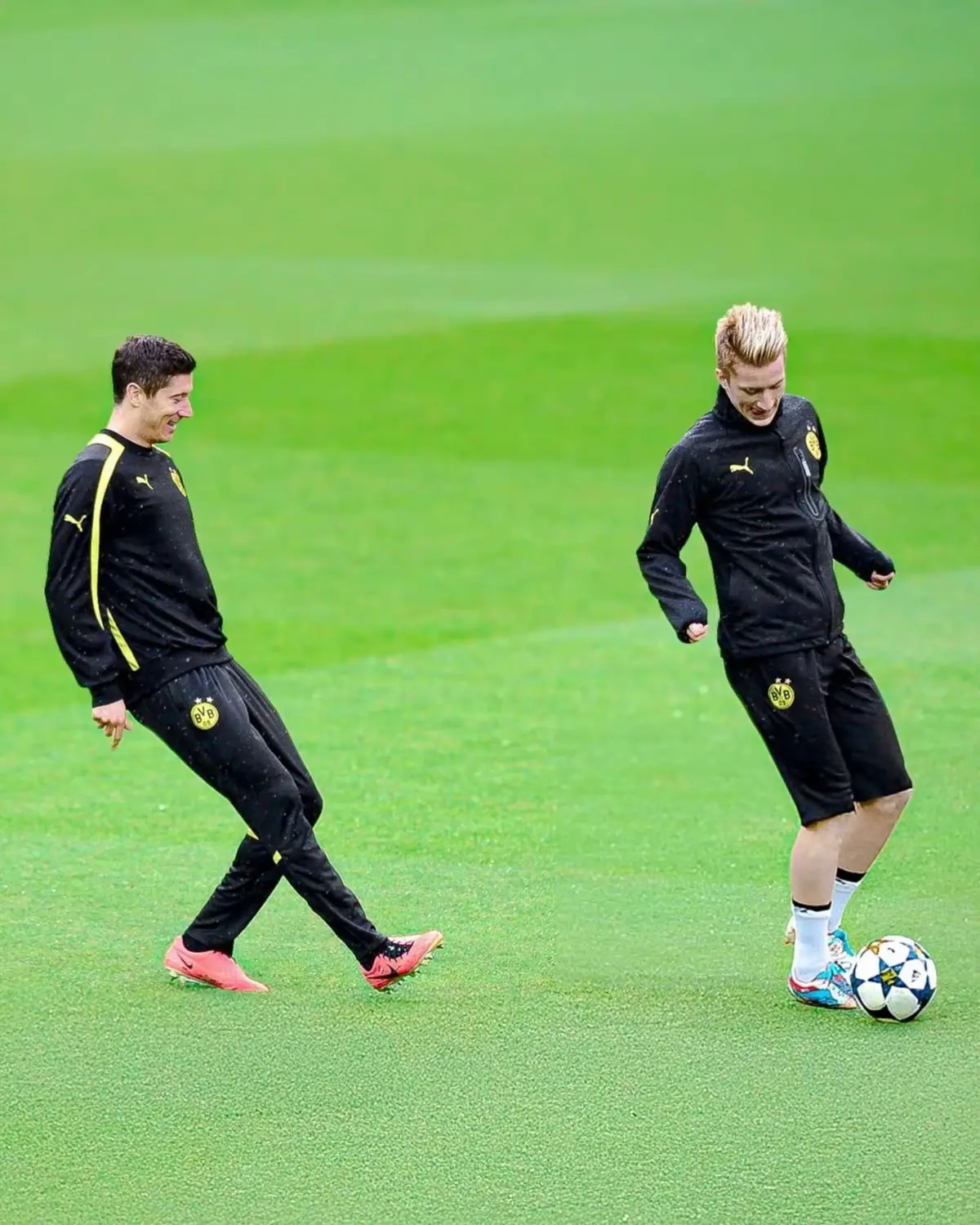 Dortmund pulling up to the Bernabéu, doing their pitch check before going toe to toe with Real Madrid. That first leg? Straight up Lewandowski’s show, he had Madrid rattled, no cap. And let’s not forget the squad Dortmund rolled with back then, Reus, Gündogan, Götze, a lineup dripping with class. Pure football nostalgia, back when the game had that raw energy. #dortmund #borussiadortmund #ucl #marcoreus #lewandowski #foryouu #fyp #footballtiktok #fypagee #foryour #fypagee #foru 