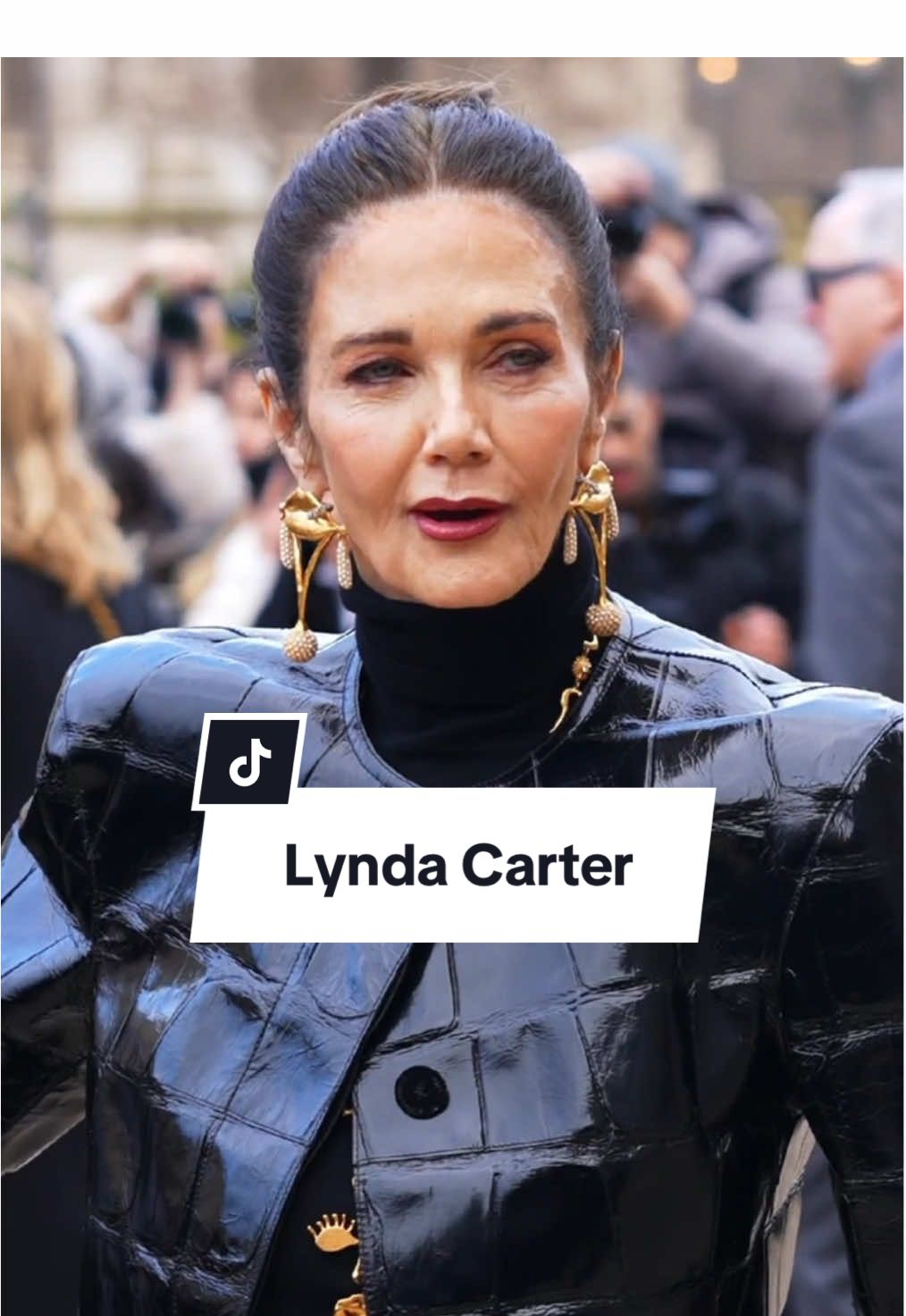 Lynda Carter, we’ve seen this move before! Wonder Woman is back in action at the Schiaparelli show in Paris. 🥹 (🎥: Warner Bros.)