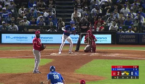 BOTÓ LA BOLAAAAA! ⚾🔥 Toque de Luis Barrera, Cueto hizo un mal tiro a tercera, y entra la primera carrera azul del partido. 💙🐯 El #Licey se acerca y ahora pierde 2-1 contra los #Leones. 🦁#ElCoritoAzul #vira #vira #PorLa25 #LosBicampeones @el_glorioso💙 