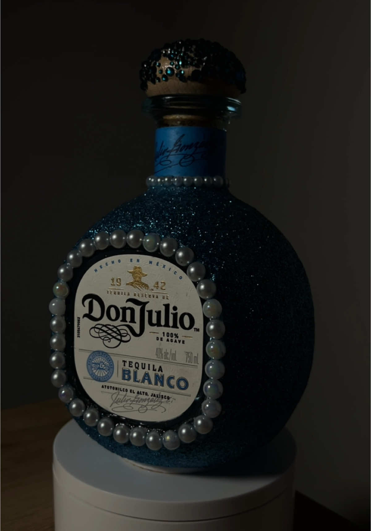 Isn’t she just so😍 #decoratedbottle #botella #az #donjulio #bottles #customizedbottle 