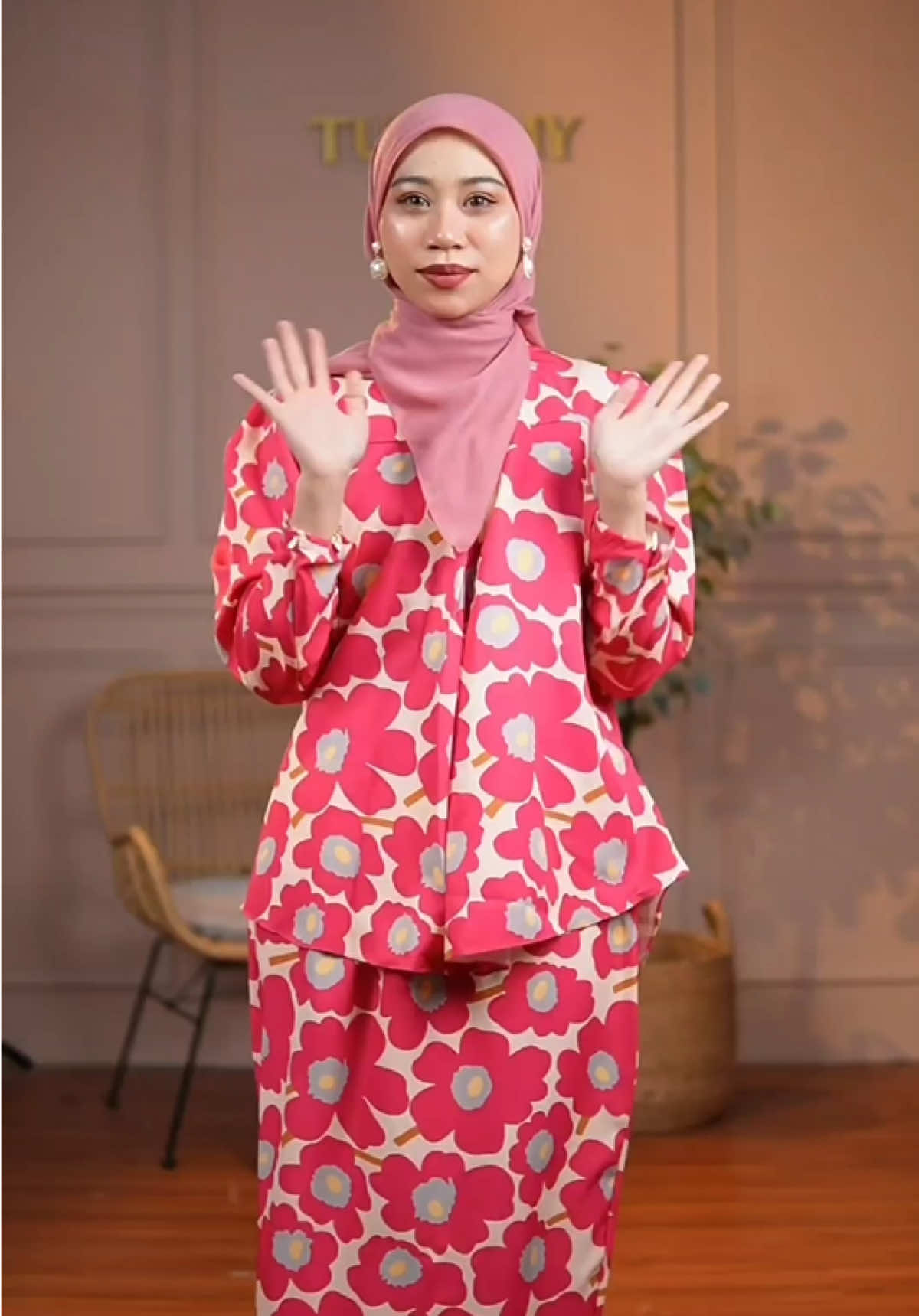 Ada yg tema pink tak? 😍 ni confirm bakal mak mentua approve ni ❤️ comel comel gini ! #fypシ #trending #videostailfashion #fypdongggggggg #crazyfriday #kurungviral #outfitideas #fashiontiktok #fyp #tunikmy 