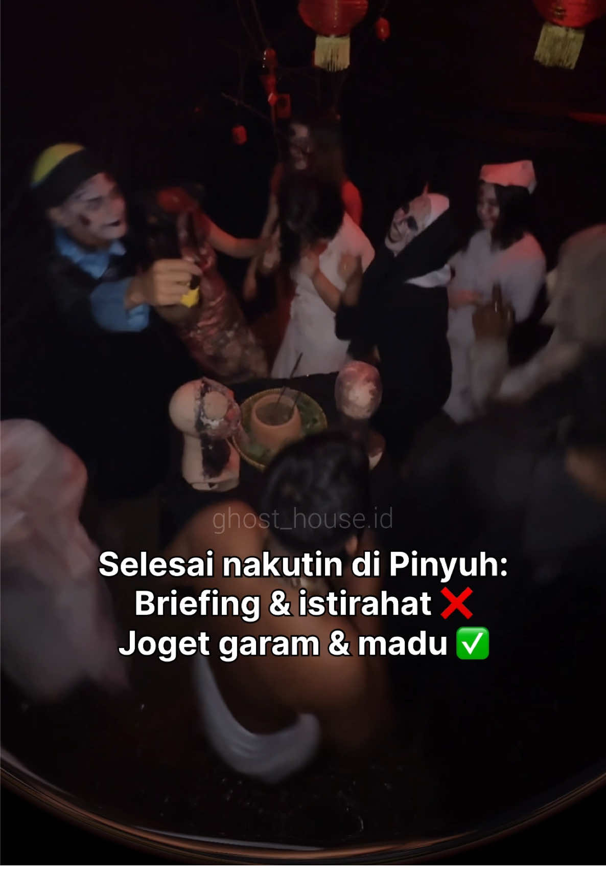 Joget asik lagu garam & madu setelah puas nakut-nakutin pengunjung. Jadi, kalian pilih siapa yang mana? Sini pilih dulu hantunya di Komplek Patoka Sungai Pinyuh. Kami hadir sampai 15 Feb 2025 ya. Dijamin rumah hantu dari GHI ini pasti seru dan luas 💪 #ghosthouseindonesia #rumahhantumodern #rumahhantu #fyp #wahanaujinyali #rumahhantuborneo #rumahhantupontianak #mempawah #sungaipinyuh #patoka #imlek2576 #capgomeh #imlek #capgomeh2025 