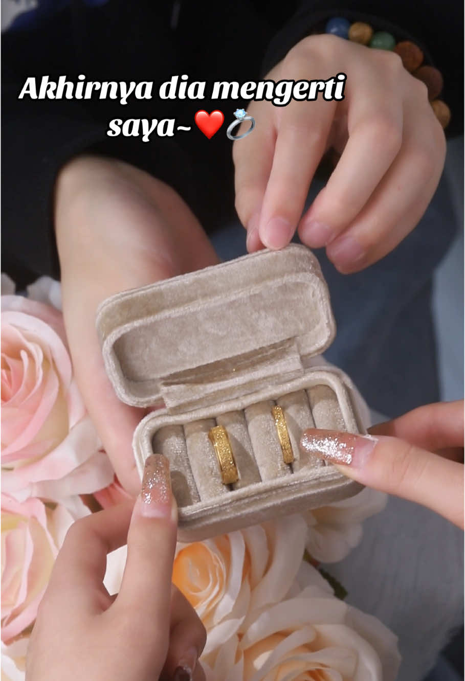 Terima kasih suami,saya sangat suka hadiah ini!❤️🥰💞#cincin #ring #couple #gift #present #surprise #jewelry #😍😍😍 #❤️ #shiny #design #beauty #💞 #foryou #fyp #blingbling 