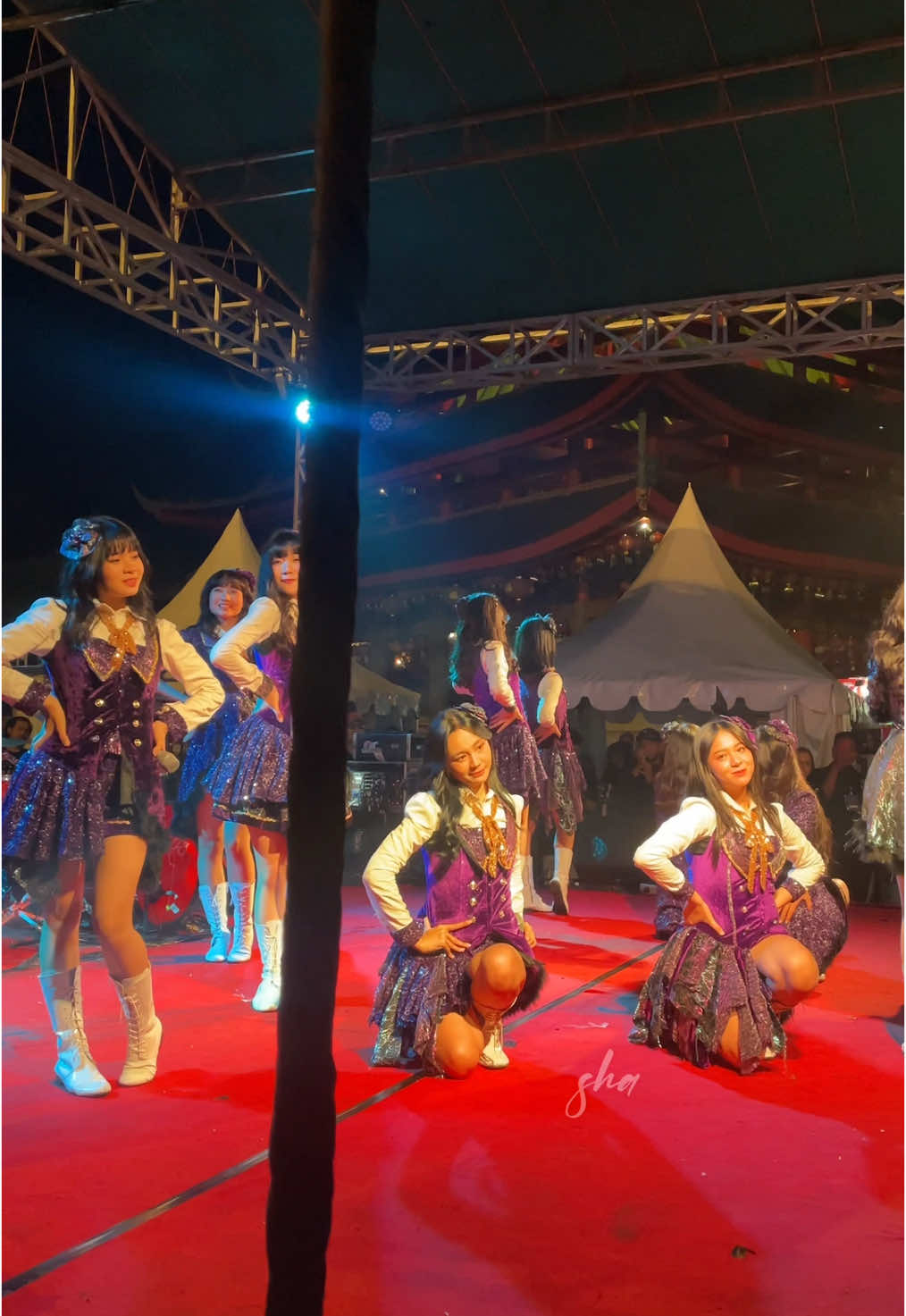 Throwback vibes alert! ✨ Video konser lama nih, sayang banget kalau cuma disimpen di galeri 🤭 Jadi, biar nostalgia bareng, aku upload aja di sini, meski lowquality tetap full memori 💜  Salut banget sama management JKT48, member, dan all artis pada saat itu, kejadian hujan deras rigging panggung ambruk, masih mau lanjutin konser dengan keadaan FOH yang disulap jadi panggung seadanya #jkt48 demi fans 💜