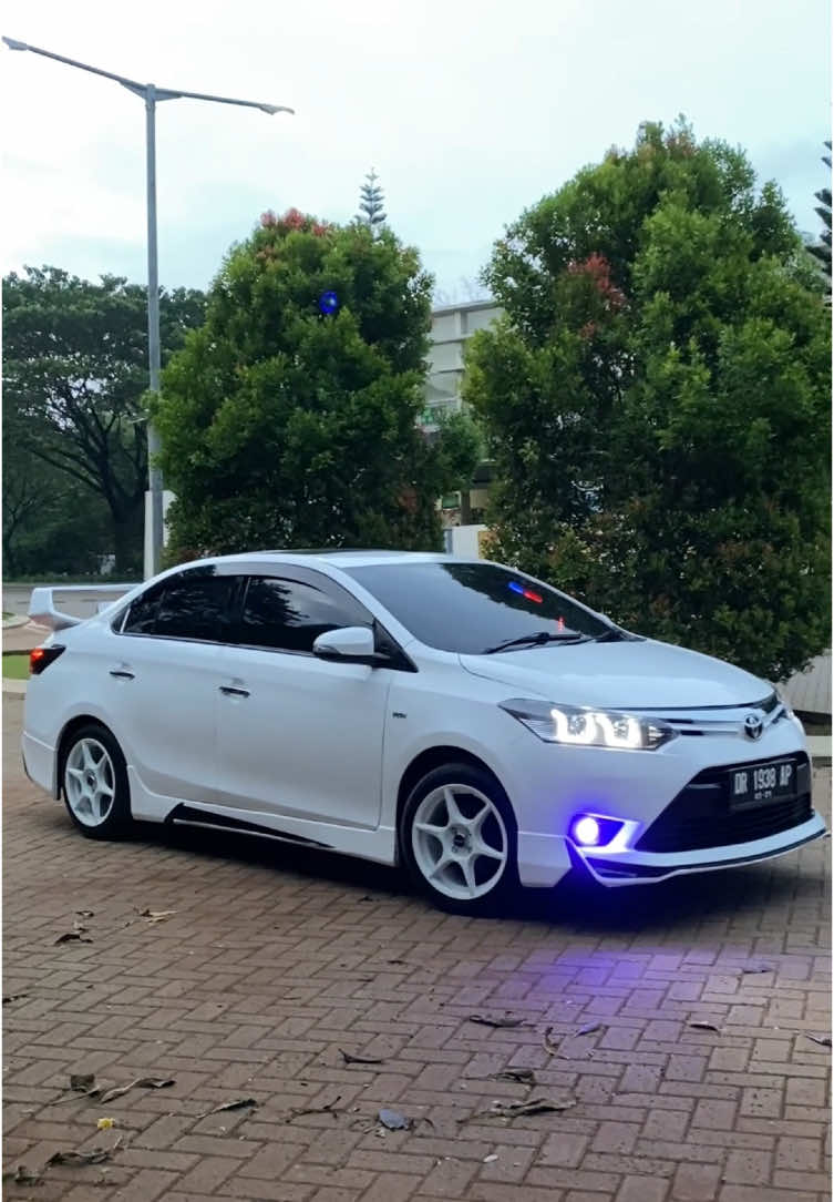 Si Putih Elegan tapi Sangar!😎🔥 Brooo, mobil putih seganteng ini nggak cuma buat dipandang, tapi bikin semua mata melirik? Modifnya? Udah pasti bikin tetangga sebelah ngiri!🤭 Tebak dong, ini masuk paket apa, dan berapa budgetnya?  Kalau kamu penasaran banget..langsung aja tulis di komen, Joss! Atau mau langsung ngobrolin detailnya? Klik link di bio, kita bahas paketnya sampe cocok! 🤗 #vios #vioslimo #viosmodifikasi #viosgen1 #viosgen2 #viosgen3 #mjpo #masjokopedagangoto 