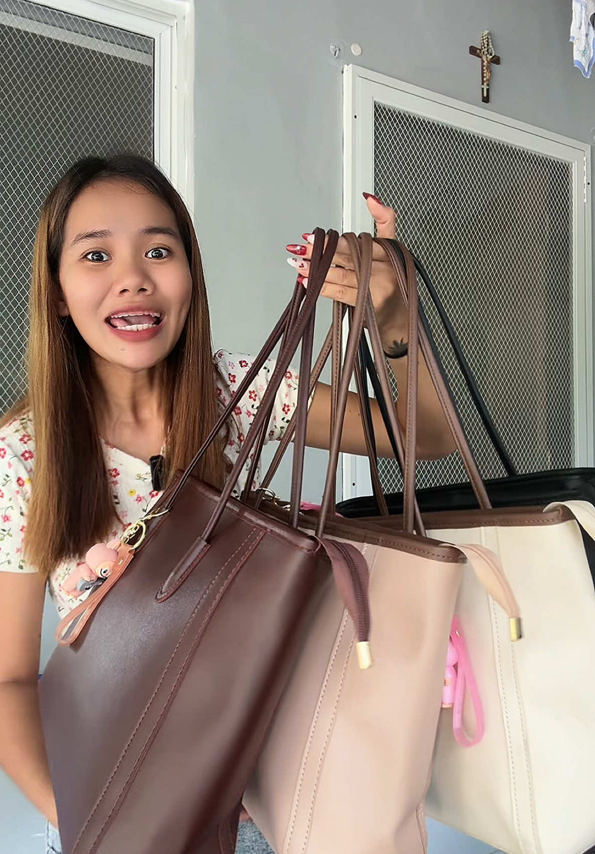 Replying to @Leanna Sargento Jauc Yes napaka spacious nya madami ka talaga malalagay‼️At naka SALE PA.🥰😍 #bag #bagforwomen #highqualitybag #fashion #leatherbag #kilibag #highquality#shoulderbag 