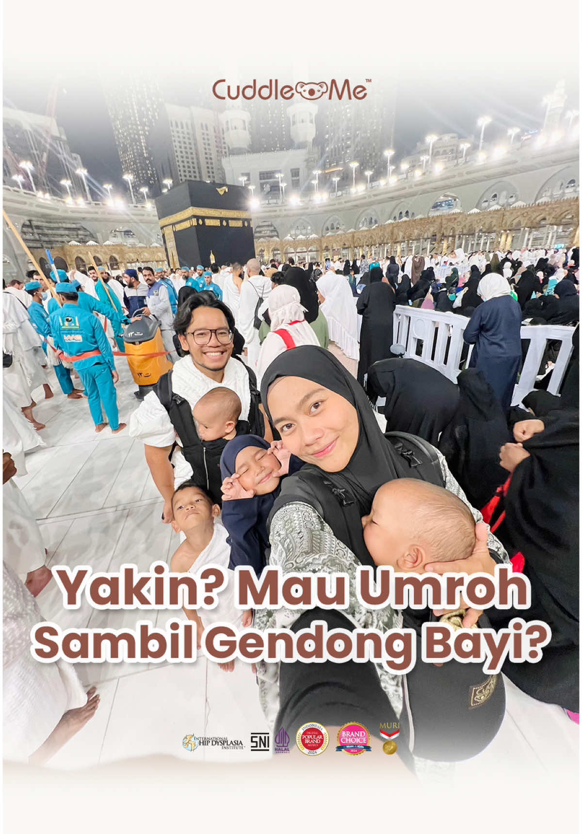 Yups, ini sih manfaat yang aku rasain selama umroh bawa bayi. Aku selalu pilih gendong anak saat umroh ketimbang stroller. Dan ini juga menyesuaikan sama kondisi bayi aku ya, yg emang uda terbiasa di gendong dan agak kurang nyaman dengan orang yg baru kenal, jadi selalu nemplok aku dan suami bahkan pas waktu sholat. Alhamdulillah dengan selalu menggendong ibadah jadi luar biasa lancar walau bawa anak-anak. selalu temani gendongan @Cuddlemeindonesia , gendong baby jadi always happy ✨ yg aku pakai ini gendongan Lite series yaa  #ibu #ayah #menggendong #cuddleme #gendonganumroh 