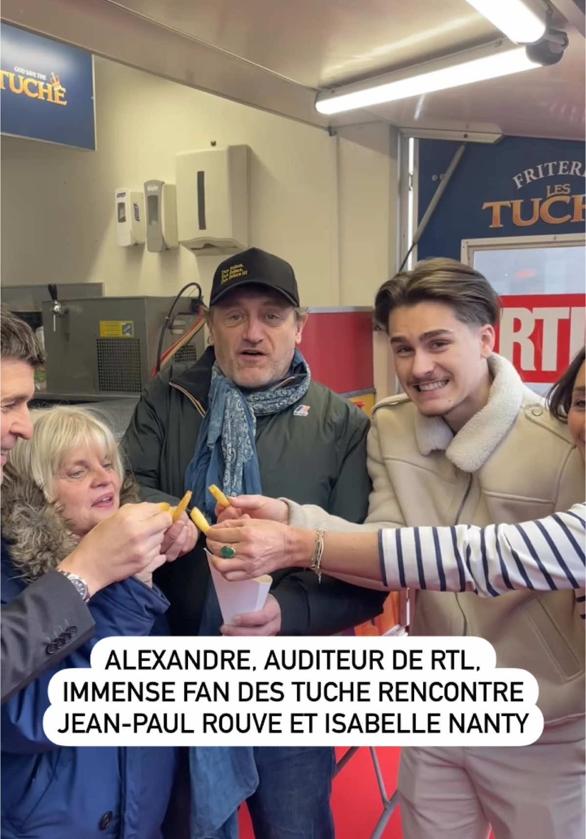 🍟 À l’occasion de la journée spéciale « #LesTuche » sur RTL, Alexandre, cousin éloigné de Jeff Tuche, a rencontré Cathy et Jeff 😂 Bravo à lui pour son imitation 👏 Rendez-vous le 5 février au cinéma 🎞️  (@Arkin - JEFF TUCHE) #sinformersurtiktok 