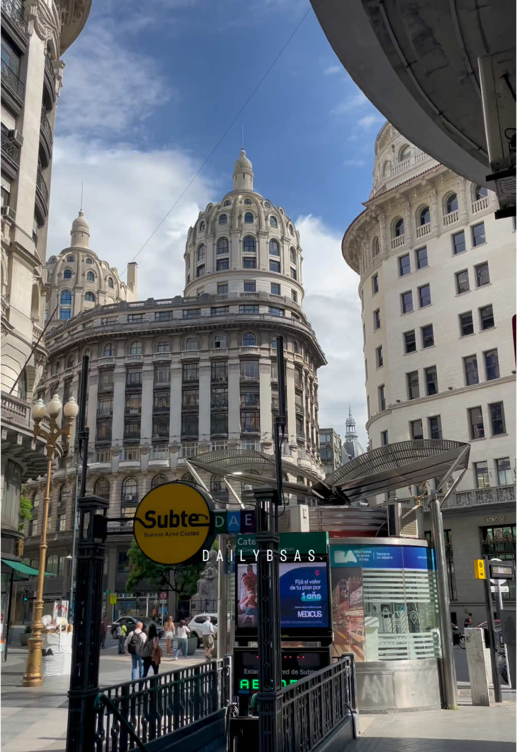 Que ciudad, no? 🤩 La increíble arquitectura de Buenos Aires 🏛️✨ Buenos Aires está llena de edificios que te dejan con la boca abierta. Desde cúpulas que rozan el cielo hasta detalles en las fachadas de otra época, que se mezclan con la arquitectura actual. Cada esquina tiene una historia, no es una locura? Acá te muestro uno de esos icónicos rincones que te hacen pensar: “Que ciudad, no?”.  Es increíble cómo conviven tantos estilos a la vez, algo prácticamente único en el mundo! 📍Este video fue grabado en la esquina de Florida y Diagonal Norte, tenés que pasar a verlo en vivo! ¿Ya conocías este lugar? Contame en los comentarios qué otro edificio o esquina te fascina de nuestra ciudad. 💬✨ 🙌 Seguime para seguir conociendo 📍BA 😍