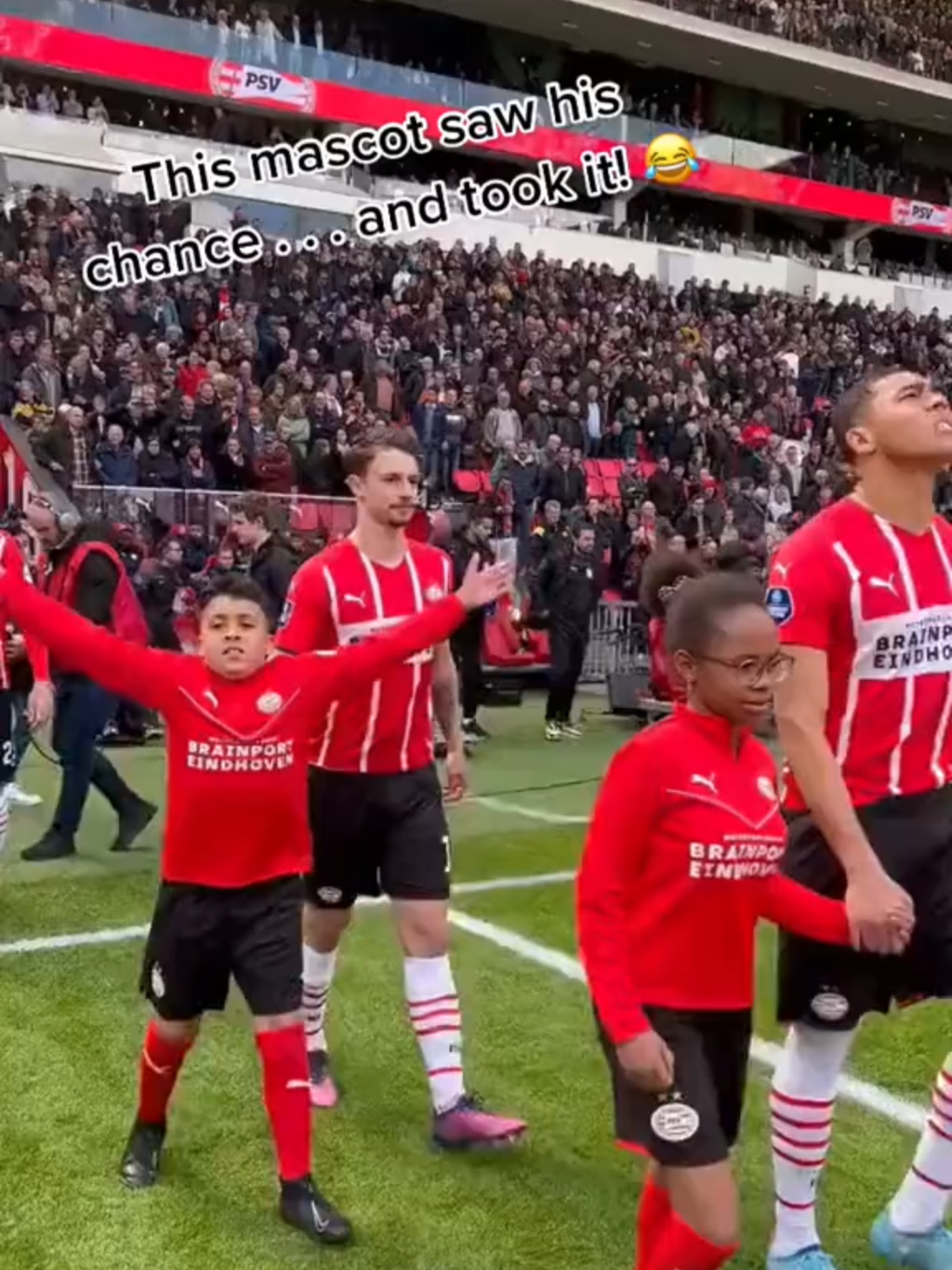 You only get one shot, do not miss your chance to shine! 😂 (🎥 - @psv) #90min #footballmascots #takeyourmoment #funnyfootballclips