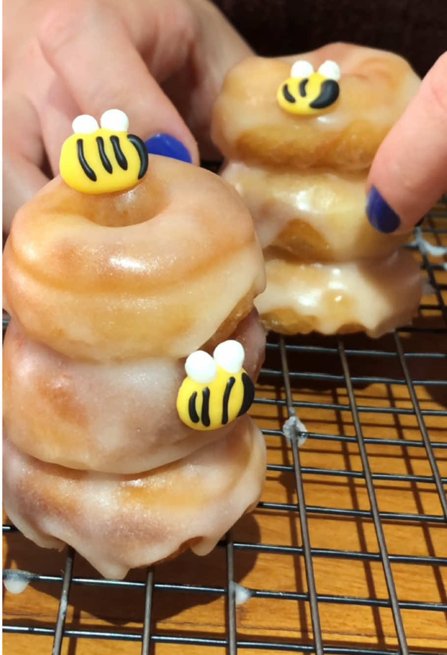 chás de bebê com os donuts mais fofinhos do mundo! 🥹🐝 #donutices #donuts #personalizados #producao #artesanal #snacks #minidonas #chadebebe #docinhos 