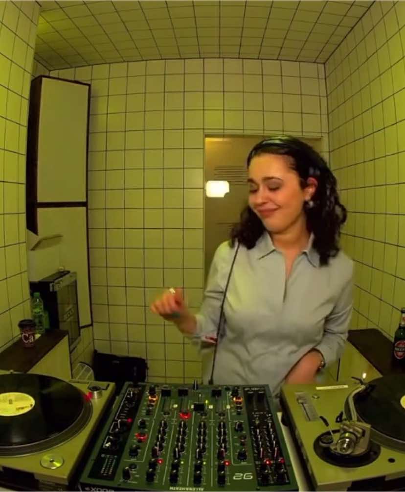 My favorite moment from my new @HÖR Berlin set. How does it sound to you? Full video is in the link in bio 😘 #electronicmusic #housemusic #dj #djnicole #deephouse #berlin #hör #djset #vinylset 