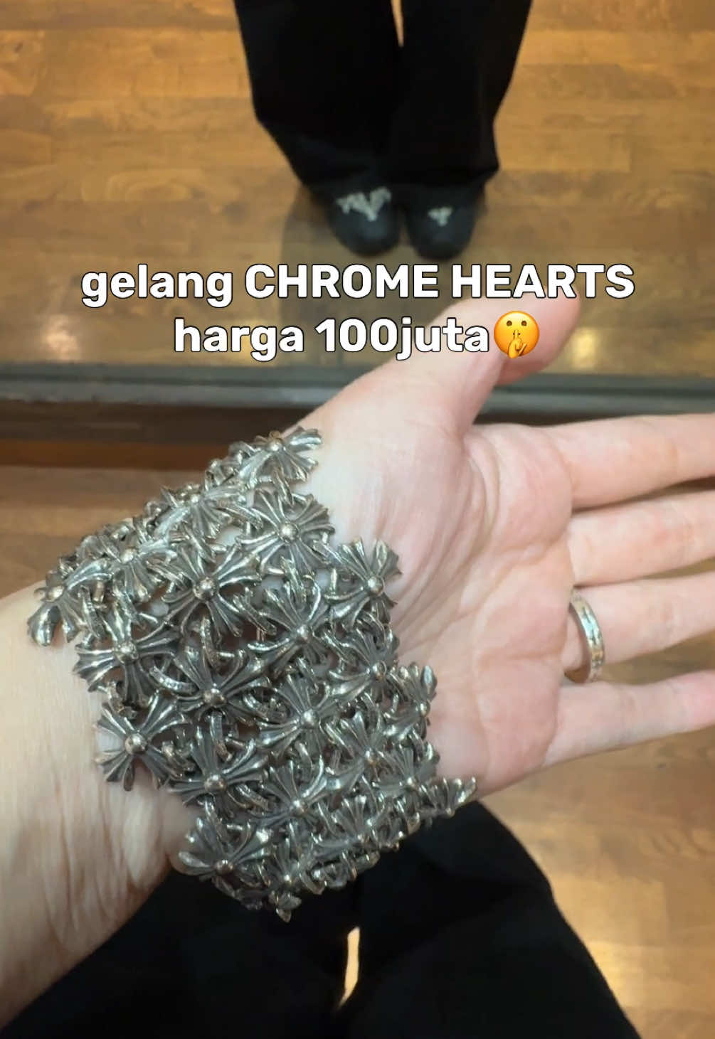 salah satu highlight ke Las Vegas adalah shopping spree di #ChromeHearts karena harga retail TOKK! + koleksinya up-to-date 🤍😌 #chromeheartslasvegas 