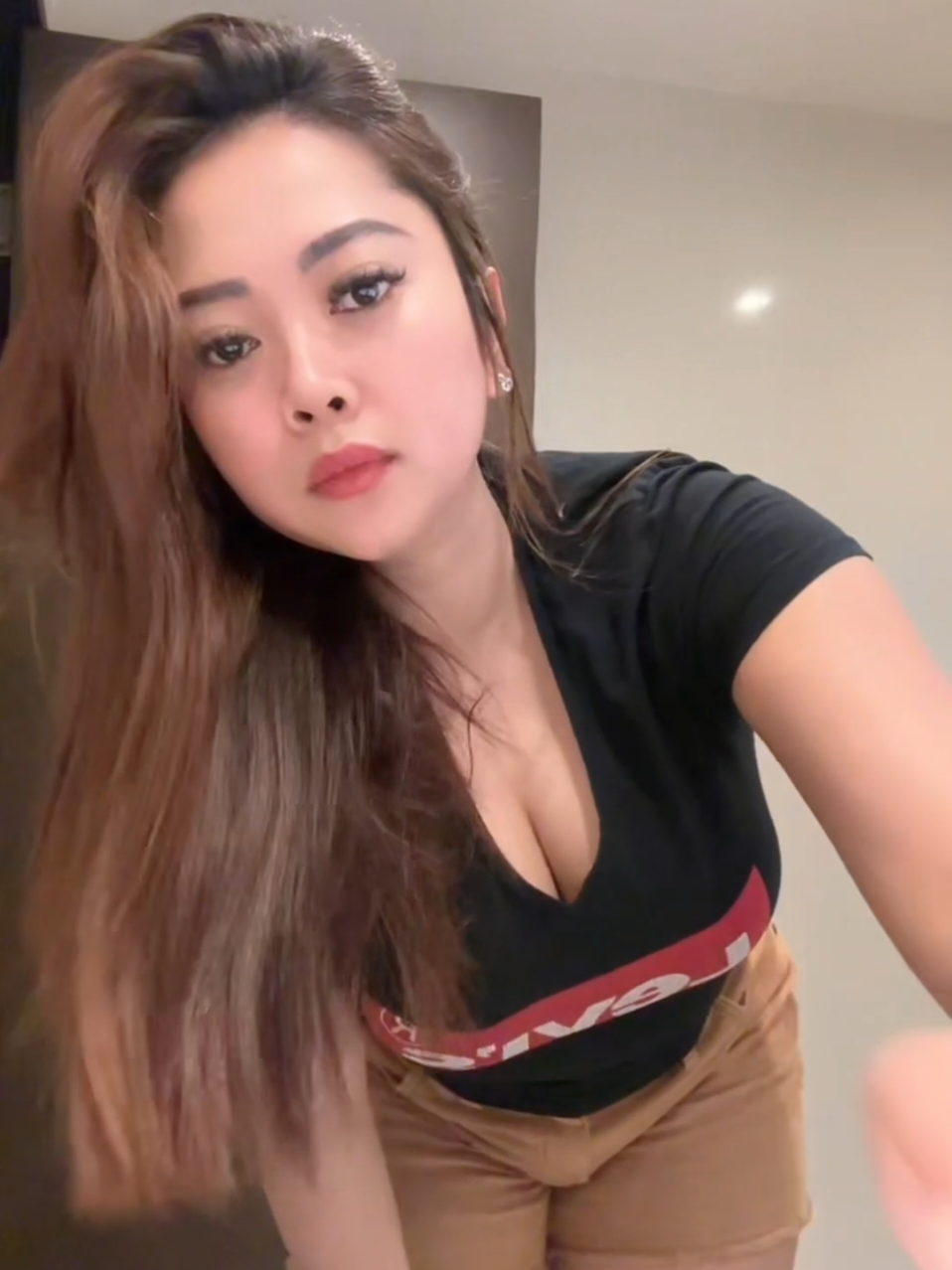 Engkoll #angelputri #trendingvideo #lewatberanda #viralvideo #soundtrending #fypage #fyp  #manispedesngegigit #gemoy  #trendtiktok #cantik #gemesin 