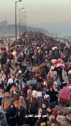 مشاهد استمرار عودة النازحين لليوم التاني من جنوب قطاع غزة إلى شمال قطاع غزة عبر شارع الرشيدتصوير / أمير جميل المغاري.  #freepalestine🇵🇸❤️ #غزه_فلسطين🇵🇸 