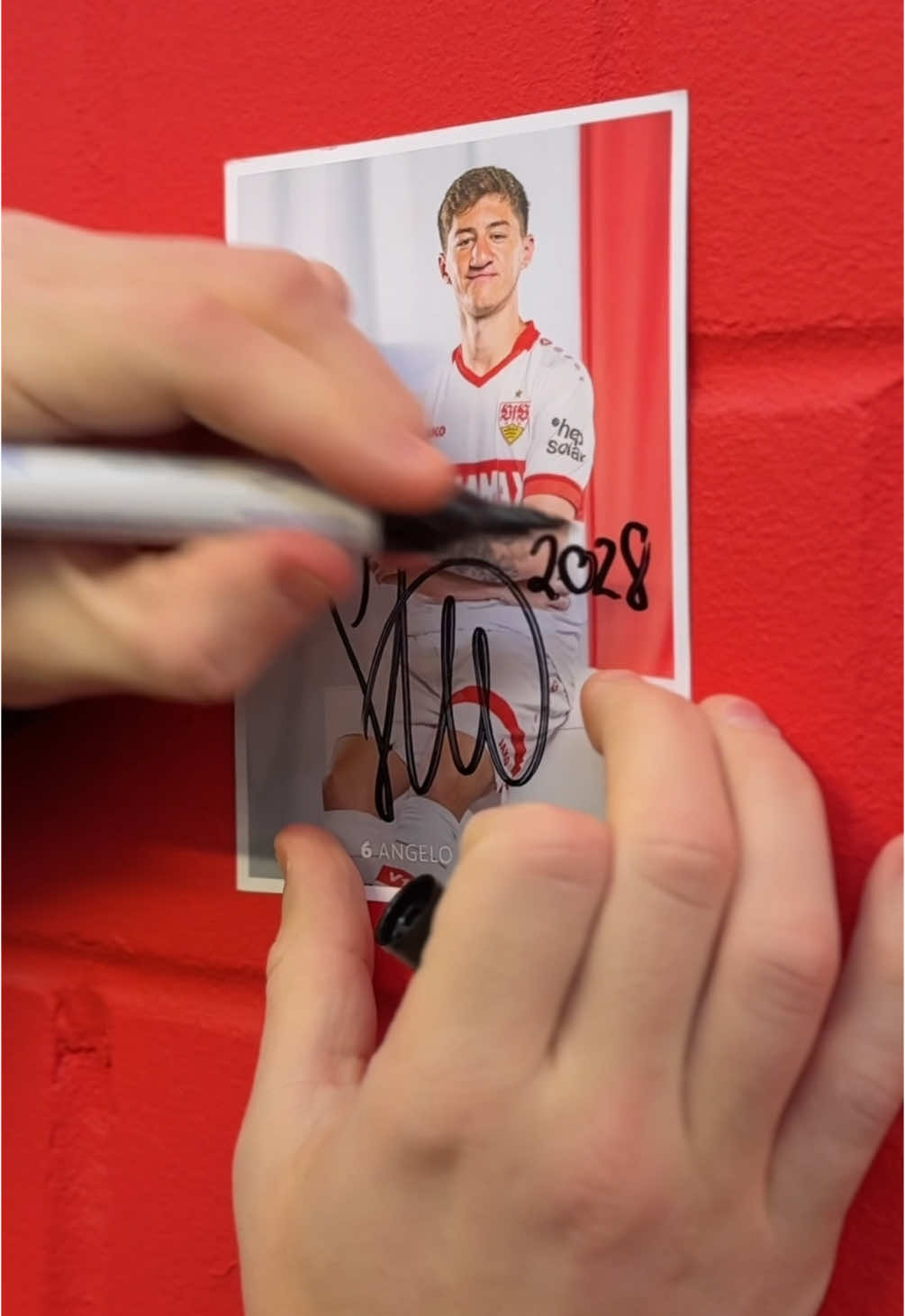 Unterschrift sitzt! ✍️  Angelo Stiller verlängert vorzeitig beim VfB. #2028 #VfB #VfBStuttgart #VfBTikTok #ausCannstatt #Stiller #vertragsverlängerung 