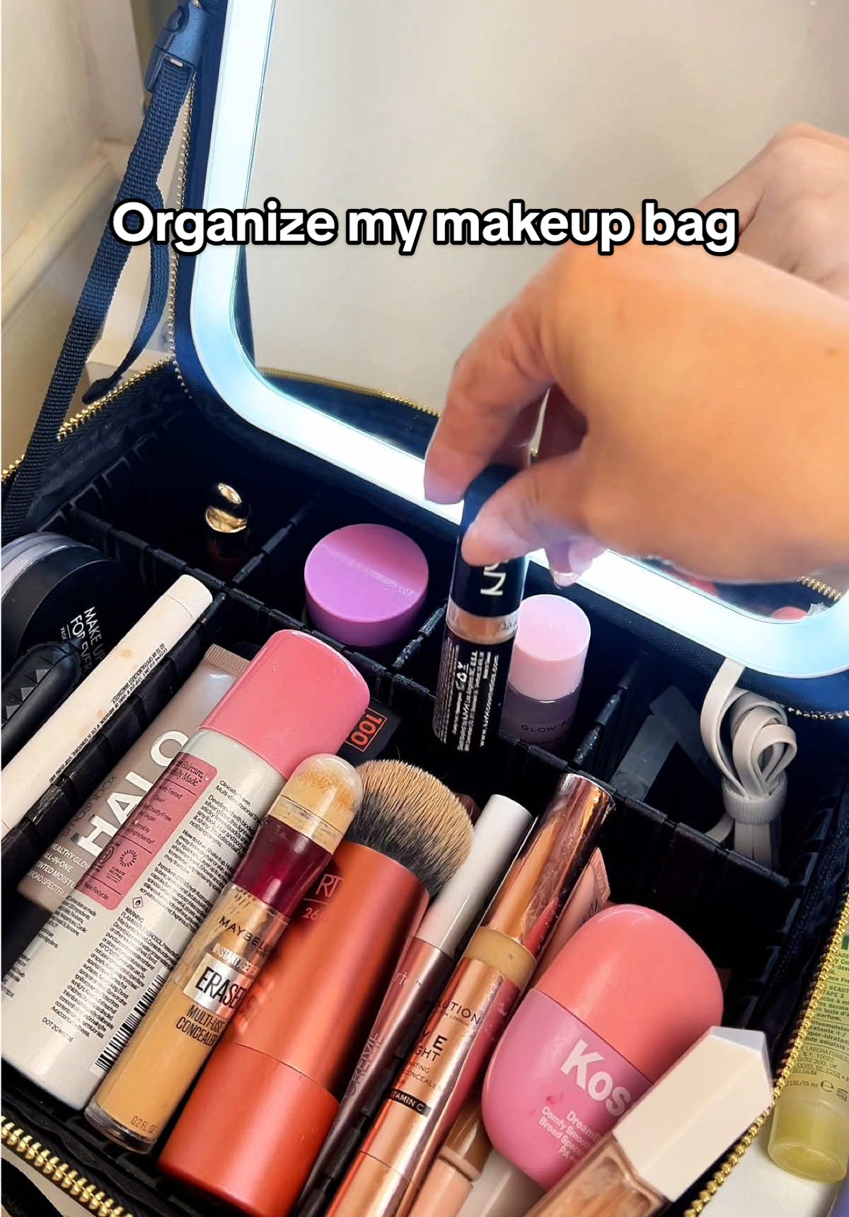 ✨ Organize my bag with me! This travel makeup bag with a built-in mirror and light is the ultimate beauty essential 💄 💡 Perfect for travel or keeping your beauty must-haves neat and accessible anywhere! #OrganizeWithMe #makeupbag #TravelMakeupBag  #jumpstartsale #TikTokMadeMeBuyIt   