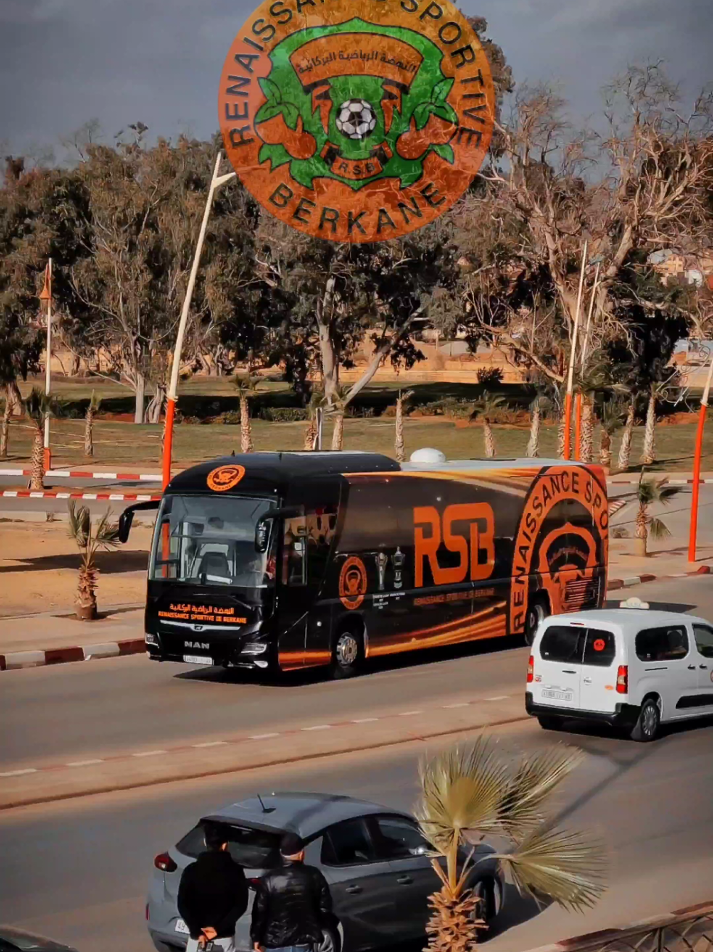 أجمل حافلة فريق كرة قدم ، حافلة نهضة بركان 🧡 لي كتجمع بين الفخامة و الهوية البرتقالية ~ #berkane #maroc #travel #rsberkane #viralvideo #fyp #tiktokmaroc #foryoupage #fypシ #orange #moroccotravel #colors #explore 