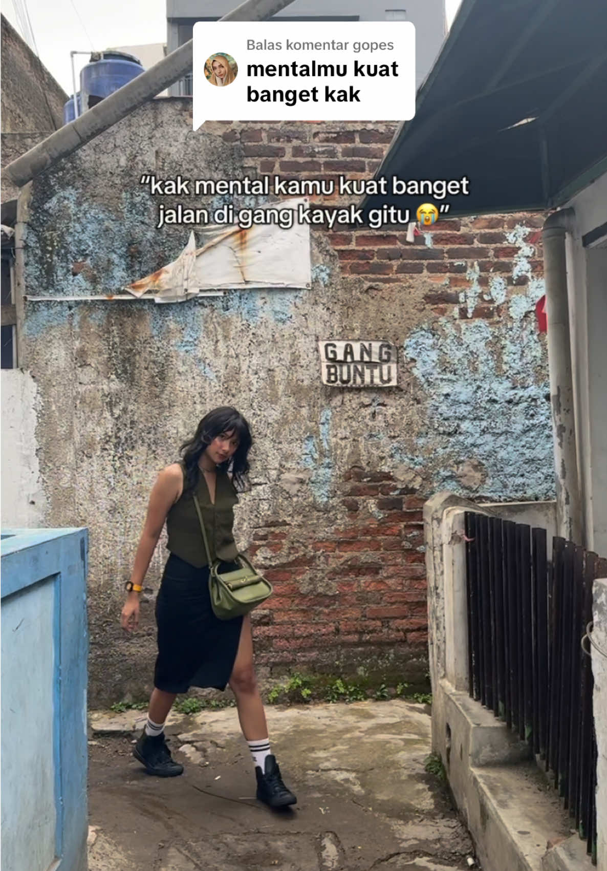 Membalas @gopes jangankan tetangga gang aku, kita semua aja tuh punya naluri buat ngomongin sesuatu yang baru kita tau, sesuatu yang “baru” dan “gak biasa” tuh selalu menarik untuk diomongin. Namanya juga manusia. Tapi yaudah, people move on… gak akan selamanya ngomongin kita atau ngurusin hidup kita, toh hidup masing-masing orang tuh pasti lebih banyak prioritasnya. Termasuk diri kita. Meskipun ada sesekali pengen ngobrolin hal gak biasa soal seseorang, tapi toh yang lebih penting diomongin tuh hal soal diri kita sendiri kebanyakan. Soal kerjaan, keluarga, menu makanan, rasa makanan, keinginan nyobain ini itu, dan lebih banyak hal lainnya. Jangan sampe merasa kalo omongan orang lain tuh jadi peran yang besar buat kebebasan atau kenyamanan kamu menjalani hidup sepenuhnya… Love and Live your life to the fullest. ♥️ #selflove 