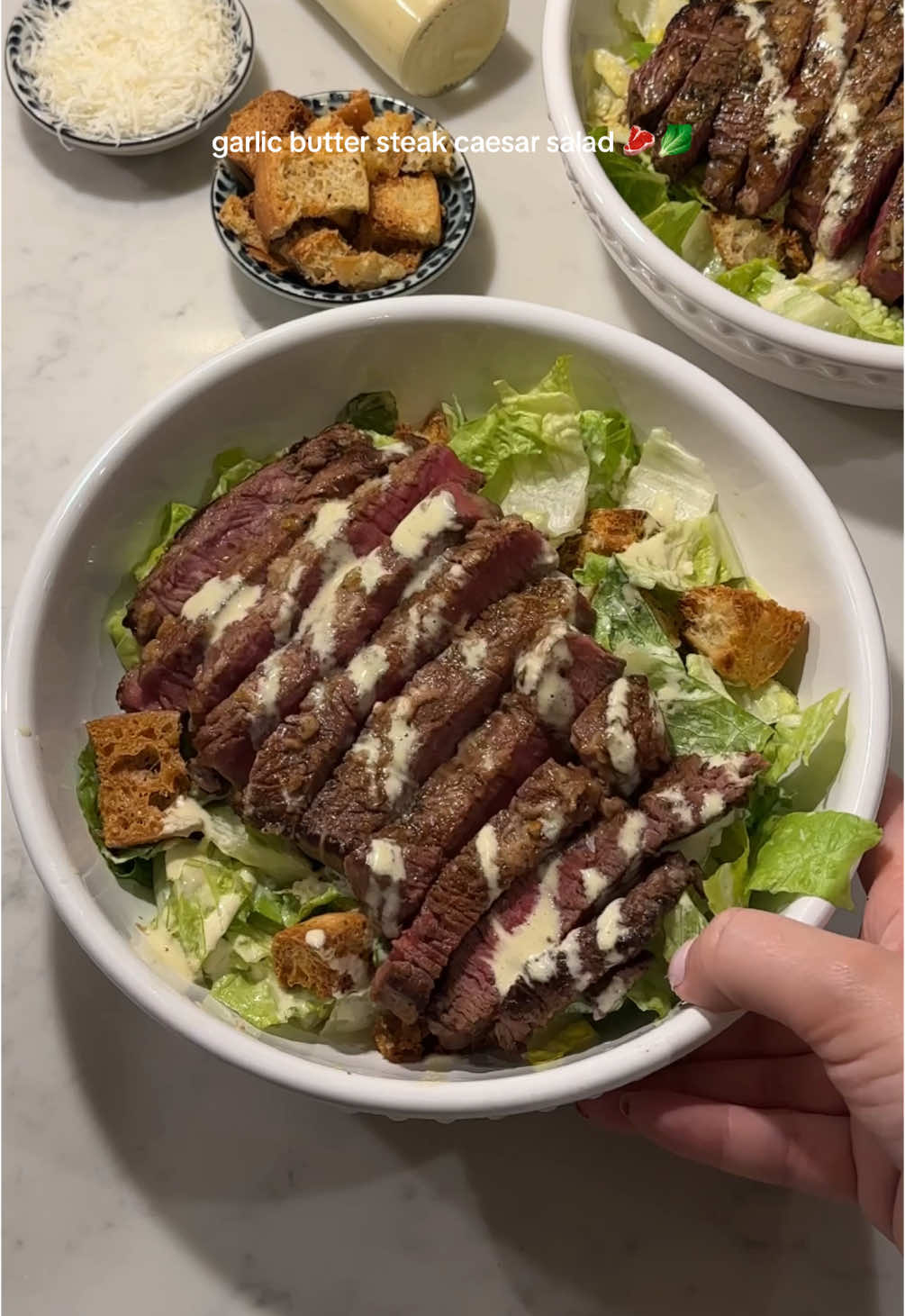 Garlic butter steak Caesar salad 😍🥬 Recipe in bioo for this delicious easy dinner recipe #dinner #Recipe #DinnerIdeas #recipesoftiktok #salad 