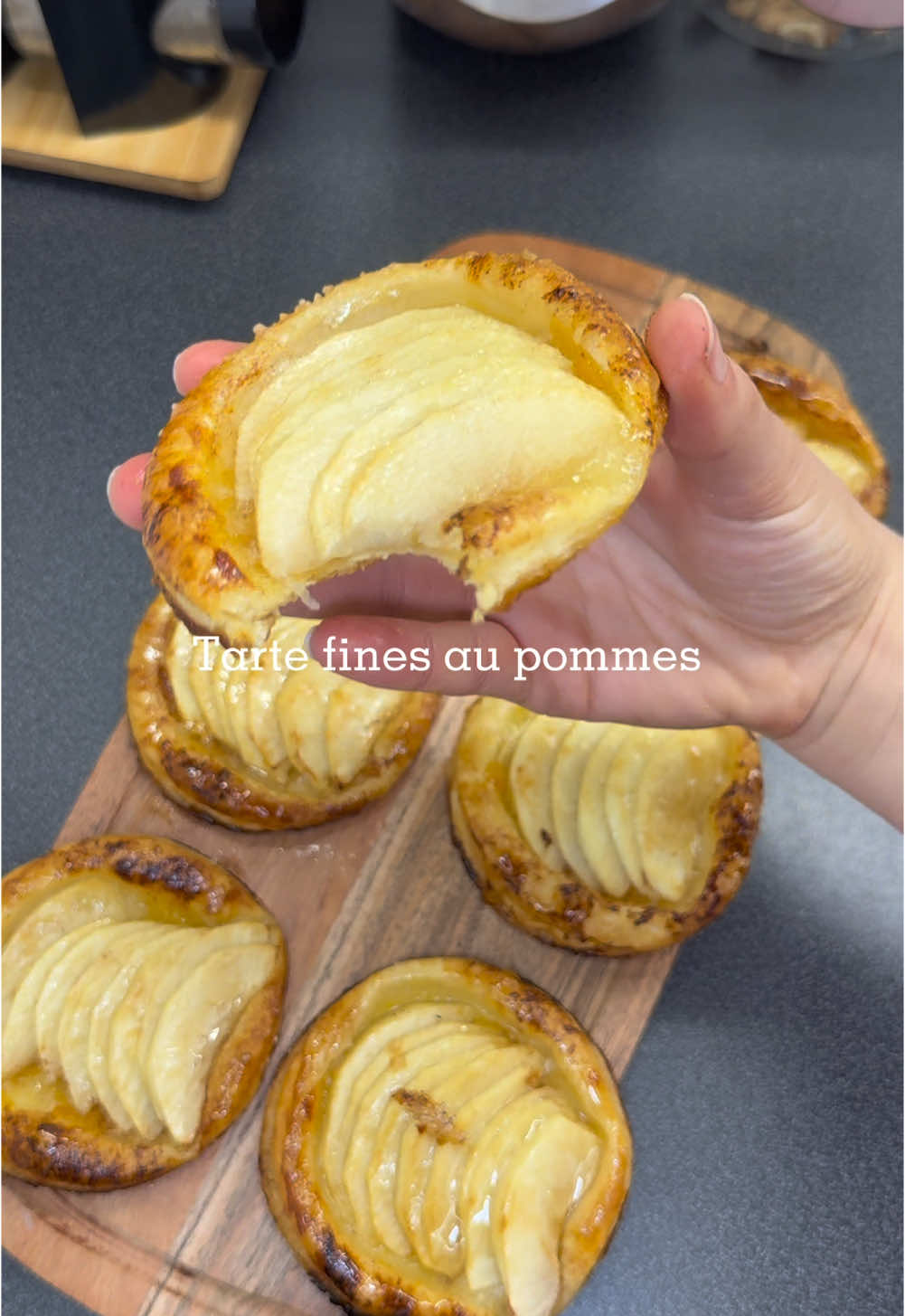 🍏 Ma tarte fine aux pommes maison 🥧 Franchement, y’a rien de plus simple et délicieux ! Une pâte feuilletée bien croustillante, des pommes coupées finement, un peu de sucre pour les caraméliser au four… et voilà ! Ça sent bon dans la cuisine et c’est parfait pour un dessert rapide ou un petit goûter en famille. 🎥 Regarde la vidéo, tu vas voir, c’est trop facile à faire. Dis-moi si tu testes chez toi ! #recettemaison #tarteauxpommes #simpleetbon #faitmaison #gourmandise