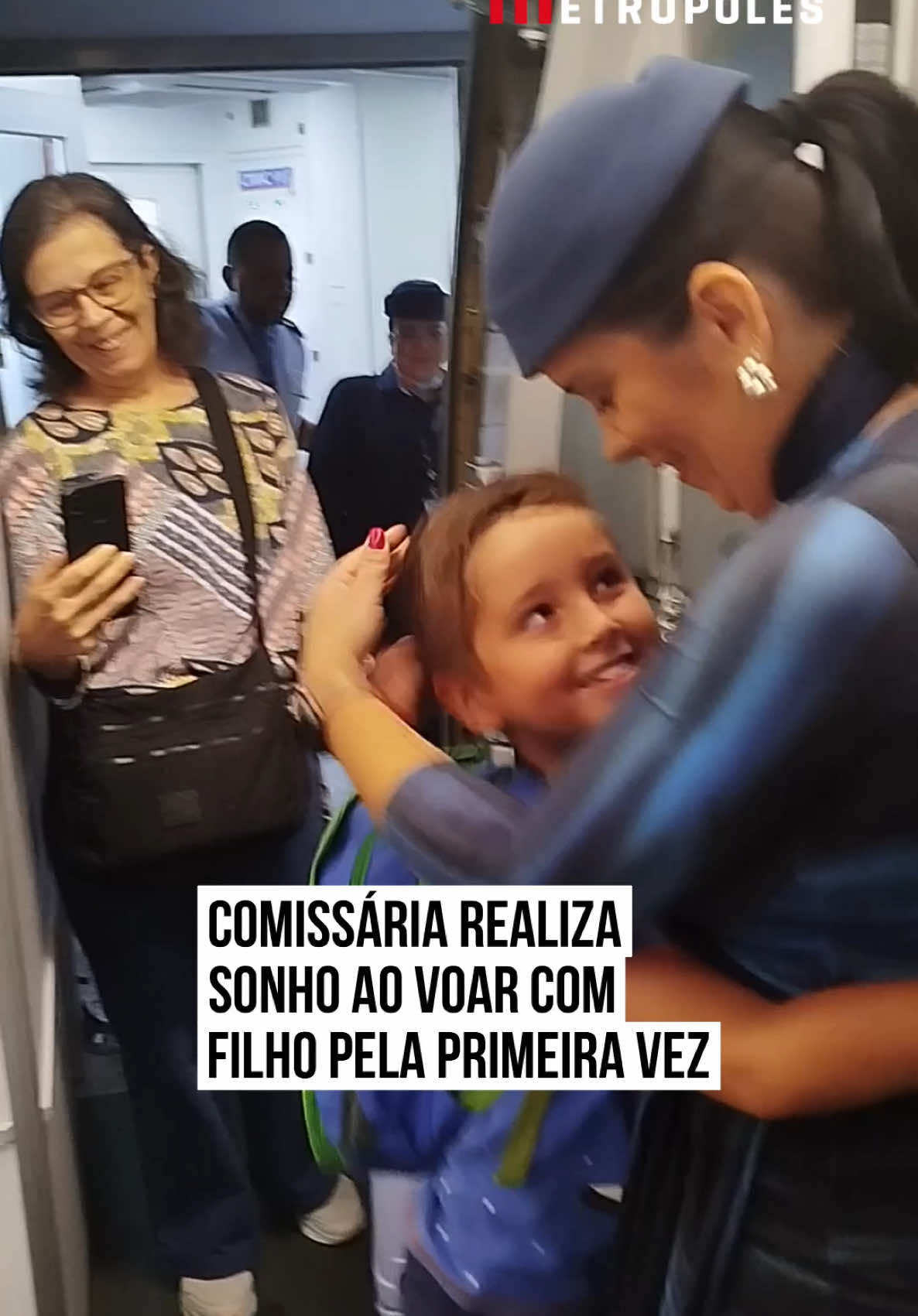 🥹😍✈️ Depois de 19 anos de carreira, Monique Souza viveu um momento único: voar com o #filho Ian, de 7 anos, pela primeira vez. O menino nem desconfiava da #surpresa e só descobriu que a mãe era a #comissária líder do #voo quando já estava embarcando. Ian ficou sem saber como reagir, respeitando o trabalho da #mãe, mas quando Monique o abraçou, ele se soltou e emocionou quem assistia: “Ele parecia tímido, mas quando ela o abraça, ele derrete. Foi lindo de ver!”, comentou um perfil. O voo ficou marcado como uma #memória especial para os dois! Que lindo!🥰 #TikTokNotícias 🎥  @renanrequelme | @myhoodbr