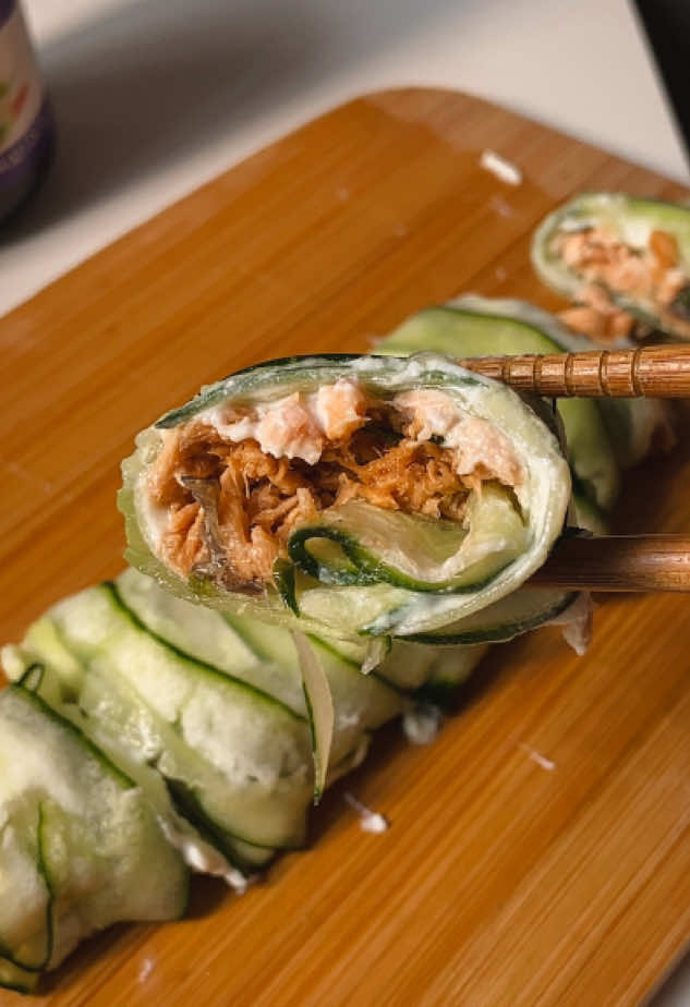 Gostoso, baixo em calorias e proteico! Vamos aos ingredientes? 1 pepino japonês  2 colheres de sopa de creme de ricota light 1 porção de salmão @lets.kuk  1 colher de sopa de hoisin sauce Óleo de gergelim Cebolinha Shoyu pra chuchar #lowcarb #comidacongelada #comida #letskuk #kuk #sushi #protein #receitasaudavel #receitafit #receitasaudavel #proteico #receitafacil #salmao  #CapCut #creatorsearchinsights #cucumber #