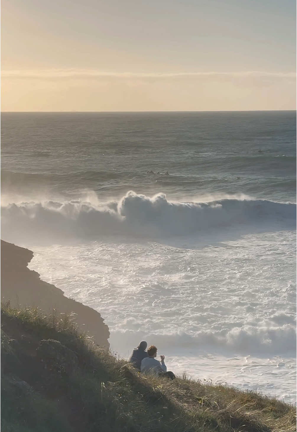 Who would u sit here with? 💌 #cinematic #cinematicreels #portugal #nazare #ocean #oceanview #waves #bigwaves #oceantherapy #PlacesToVisit #slowlife #Love #therapy #fy #fyp #viral #foryou #nature #pinterest #pinterestaesthetic 