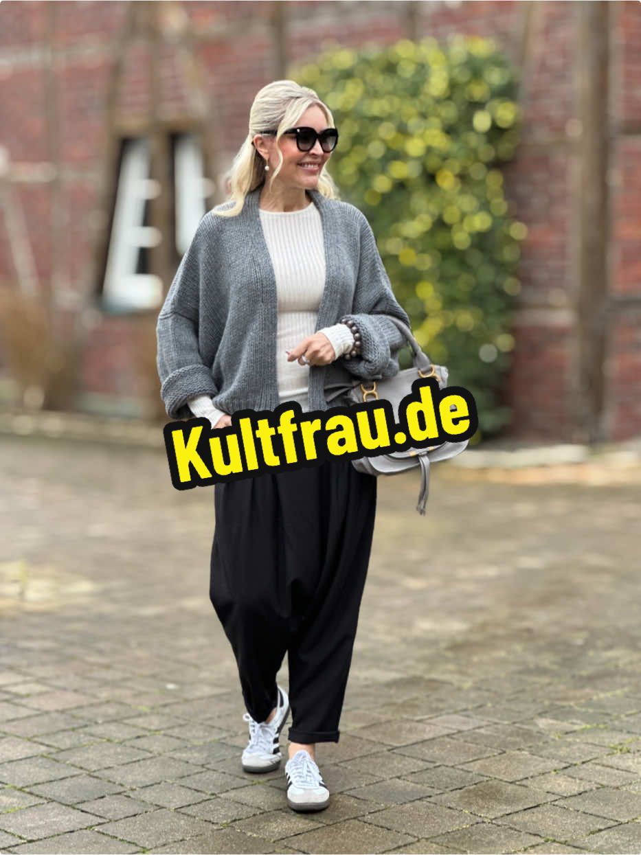 𝒲𝑒𝓇𝒷𝓊𝓃𝑔 𝒜𝒹.* Zwei super coole Outfits mit besonders legeren Hosen & Jeans von @kultfrau welches gefällt euch besser? RABATTCODE: MARTA15 für 15% Rabatt, gültig bis 10.Februar ❤️ . LINK ZUM KULTFRAU ONLINESHOP IN BIO‼️ . Accessoires 🛍️  ✨Armbänder @magicpearl.official  🌸Schuhclips Maximondaen 15% mit Marta15 . . #kultfrau #schwarzehose #blackpants #whiteshirt #strickjacke #strickjackenliebe  #greycardigan #adidassamba  #adidassneaker #jeanshose  #baggyjeans #weissebluse  #whiteshirt #bluejeans👖 #bluejeanswhiteshirt #longcardigan #longcardi  #pinkcardigan  #outfitideasforwomen  #damenmode #damenkleidung   #styleatanyage #frauenmode  #modeblogger #modefürfrauen #womanwithstyle #fashionaccount #damskamoda #frühlingsmode  #agelessstyle 