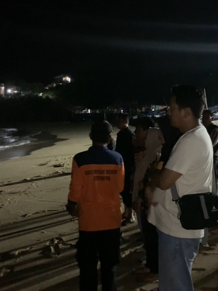 Update pukul 23:30 wib (28/01/2025) musibah kecelakaan laut pantai drini. Kedua orang tuan korban yang belum di ketemukan sudah sampai di pantai drini. Setelah berkoordinasi dengan petugas langsung melakukan doa bersama di bibir pantai drini agar korban yang belum di temukan segera di temukan. #updatedisini #update #pantaidrini #gunungkidul #jogja #gunungkidul24jam #jogja24jam #fyppppppppppppppppppppppp #gunungkidulupdate #fpyviralシ #fyppp #fyp #yogyakartaistimewa #fypage 