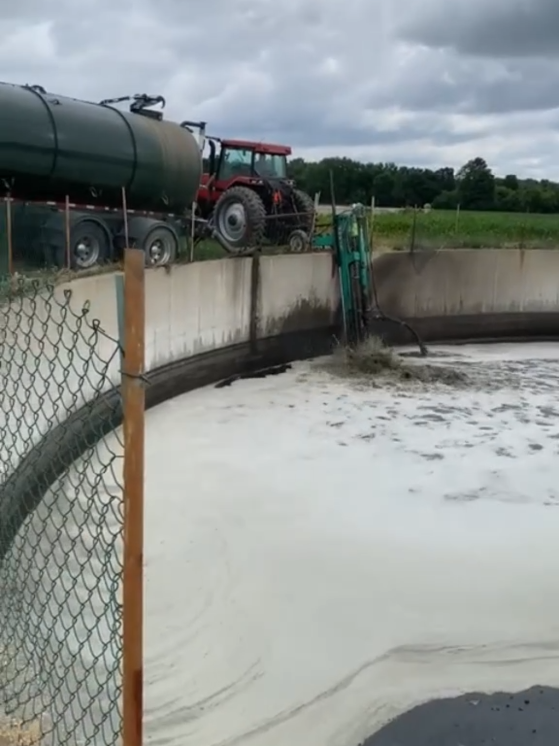 EL INGENIOSO CICLO DE LOS BIODIGESTORES EN GRANJAS Descubre cómo los desechos orgánicos se convierten en energía limpia y abono natural gracias a los biodigestores. Una solución sostenible que transforma problemas en recursos valiosos. #Biodigestores #EnergíaLimpia #AgriculturaSostenible #FertilizantesNaturales #EconomíaCircular #InnovaciónRural #GanaderíaSostenible #CuidadoDelPlaneta #Biogás #TecnologíaAgrícola