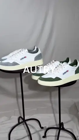 👟 Nuevos modelos de Autry con detalles en verde y gris en suede ✨ La icónica esencia retro de Autry se reinventa con sus nuevos modelos en verde y gris, ahora con detalles en suede que aportan un toque extra de sofisticación y textura.  Perfectas para quienes buscan comodidad y estilo en cada paso, estas zapatillas son ideales para elevar cualquier look casual. Ven a Frank Store y haz que estas Autry sean tu próxima elección imprescindible. ¡Te esperamos! 🛍️🔥 🔗 www.frankstore.es Visita nuestras tiendas: 📍 Santiago Store : Montero Ríos 24 📍 Ourense Store : Avenida de Pontevedra 2 📍 Ourense Tailor Store : Santo Domingo 72 #autry #zapatillas #sneakers #comprar #zapatillas #tienda #store #ourense #santiagodecompostela #galicia 