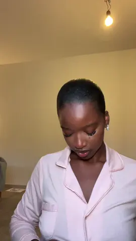 Partie 2 de ma nouvelle aventure capillaire 🌱🙂‍↕️✨  #baldie #baldiegirl #shorthair #shavedhead #buzzfeed  @Cyntichhe 