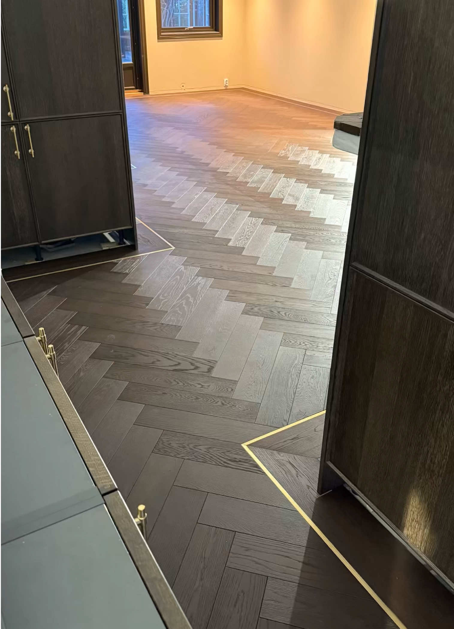 Fiskebensgulv med enstavsramme og messing – en tidløs klassiker! 😍  Kunne du tenkt deg å ha et slikt gulv?  #fiskebensparkett #parkett #gulvlegging #interiør #fiskebensgulv #herringbone #woodflooring #parquet #flooring #oppussing #interiordesign 