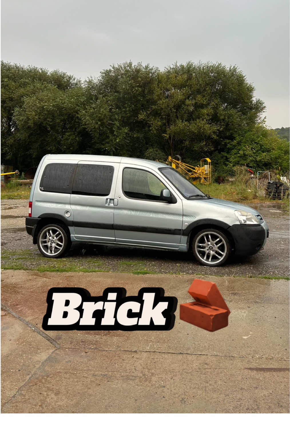 Slow AF #peugeot #partner #peugeotpartner #citroen #citroenberlingo #berlingo #berlingopartnerteam #projectcar #shitbox #shitboxnation #slowcar #rustycar #brick 