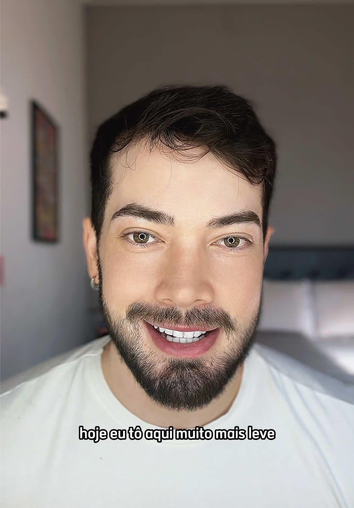 Vídeo UGC • Depoimento 🎥 Este vídeo foi criado especialmente para a CliniQore, uma plataforma de terapia online que conecta as pessoas ao melhor cuidado emocional. A marca confiou na minha visão criativa e me deu liberdade total para construir o depoimento, algo que refletisse de forma natural a importância do cuidado emocional e da terapia. A estratégia da marca foi clara: criar um conteúdo que se conecta com a sua audiência, com storytelling bem estruturado e conexão emocional real ♥️ A ideia era fazer do vídeo uma conversa honesta, capaz de gerar identificação e empatia com quem está passando por momentos difíceis ou busca receber um apoio profissional em alguma área da sua vida 💡  • No vídeo, utilizei uma abordagem íntima, relatando uma experiência com momentos desafiadores e como a terapia foi essencial para me reerguer. Isso não apenas mostrou a eficácia do serviço oferecido pela CliniQore, mas também humanizou a mensagem, reforçando a ideia de que a terapia é uma decisão inteligente que soluciona questões pessoais. Trabalhei próximo ao formato 