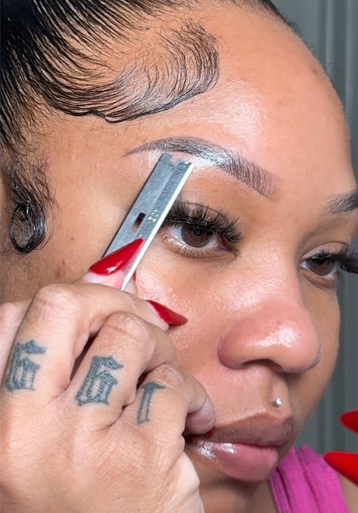 The nail salons plucked me dry during high school, and unfortunately…i never recovered lol!! 🤷🏽‍♀️⁣ ⁣ ⁣ …but gag is, my brows are micro bladed/ shaded (4 years later and i still don’t remember, i just know my girl gets me right!! 😩) I really don’t have to do much, but apply my sunscreen and gloss…then head out the door 🏃🏽‍♀️💨⁣ ⁣ I love it here!! ⁣ ⁣ ⁣ #eyebrowtutorial #laminatedbrows #microblading #microshading #concealerbrows #dallasmua #dfwbrows ⁣