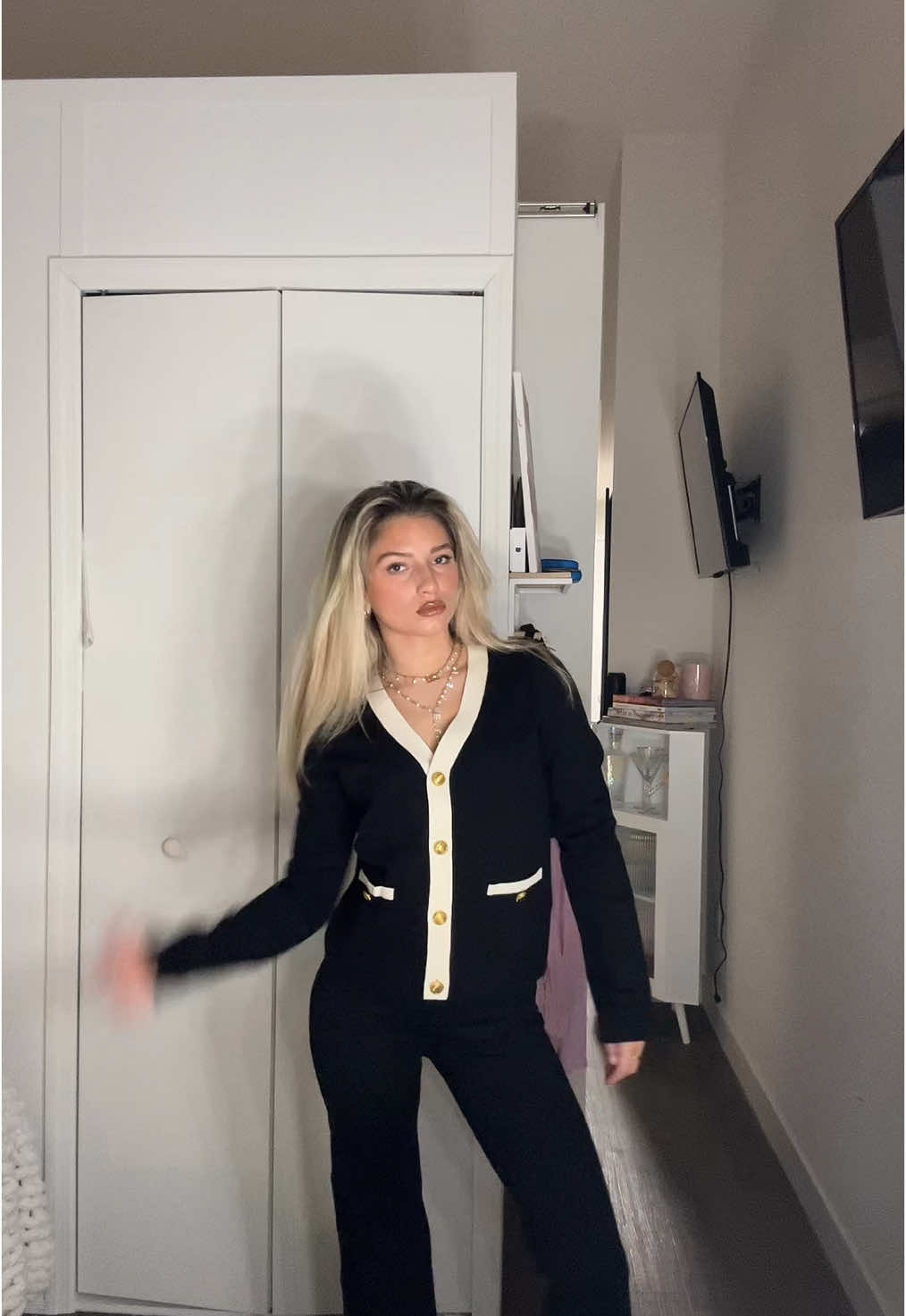 OOTD👩🏼‍💻 @VICI Collection @spanx #morningroutine #dayinmylife #fyp #nyc #corporategirlies #nycliving #corporatelife #corporate #heatlesscurls #gdwm #OOTD #OOTD #officeoutfit #office #grwm #Vlog  #workoutfit #spanx #workpats 